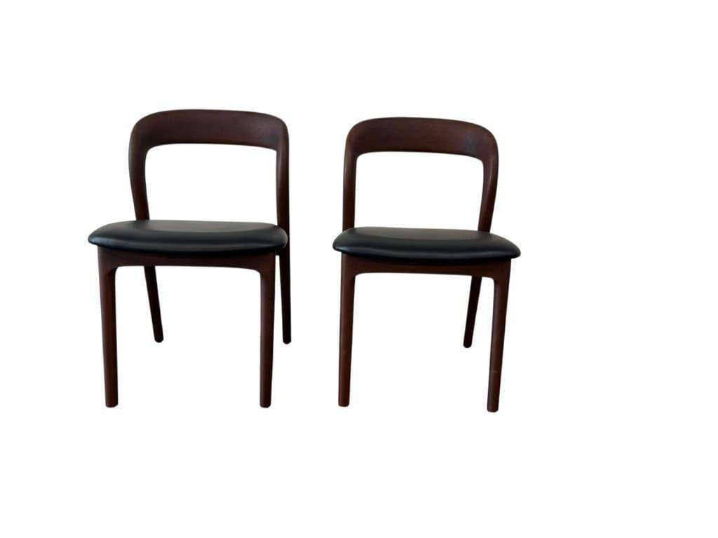 2 chaises en bois massif