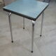 Tabouret en formica bleu