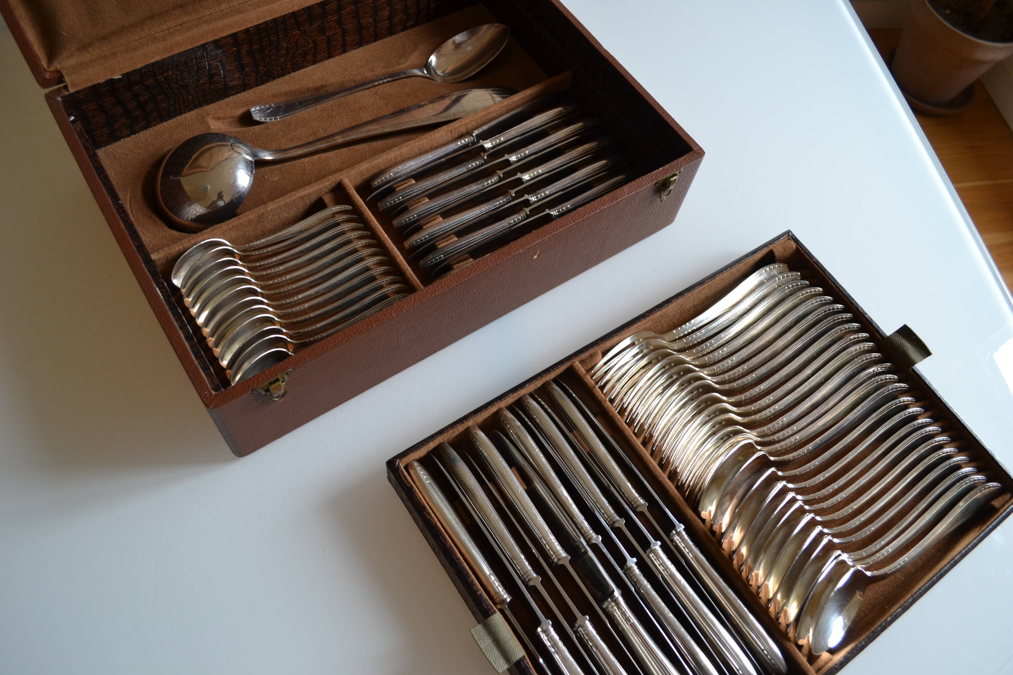Complete silver-plated metal cutlery set in a 62-piece box