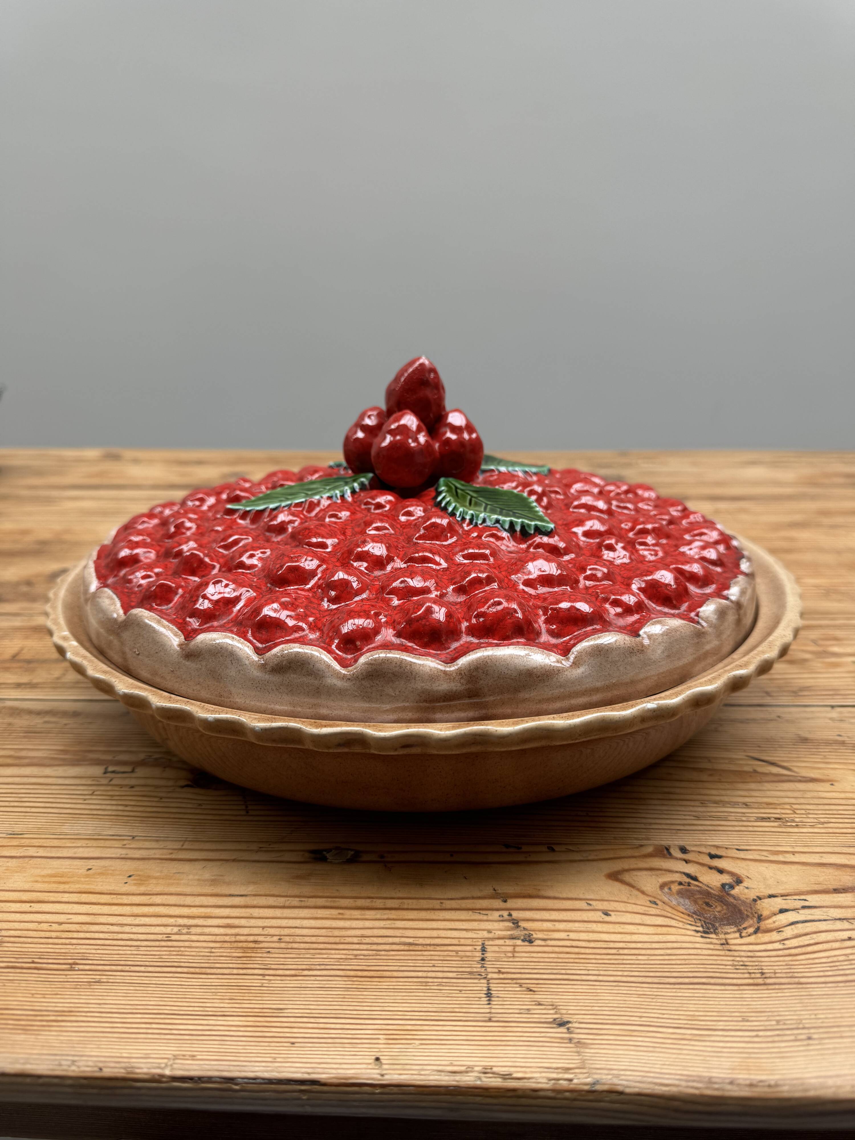 A trompe l’oeil strawberry pie dish