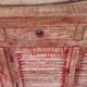 Buffet en bois avec reflets rouges
