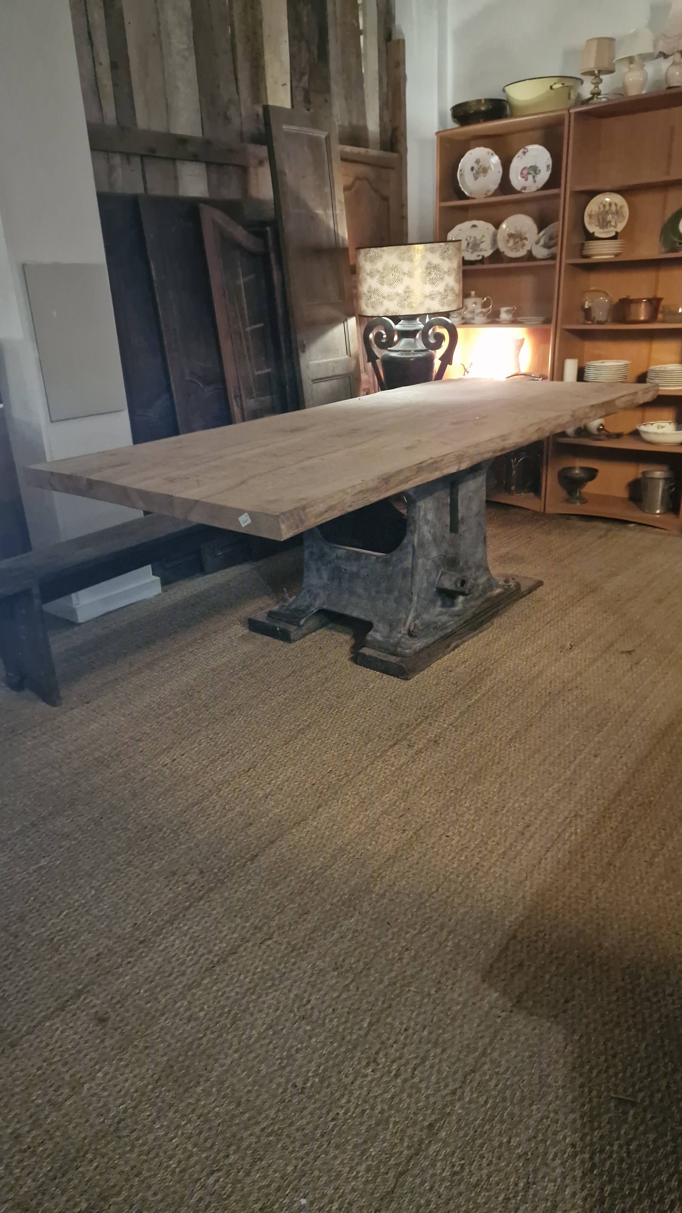 Table création en orme massif et machine industrielle