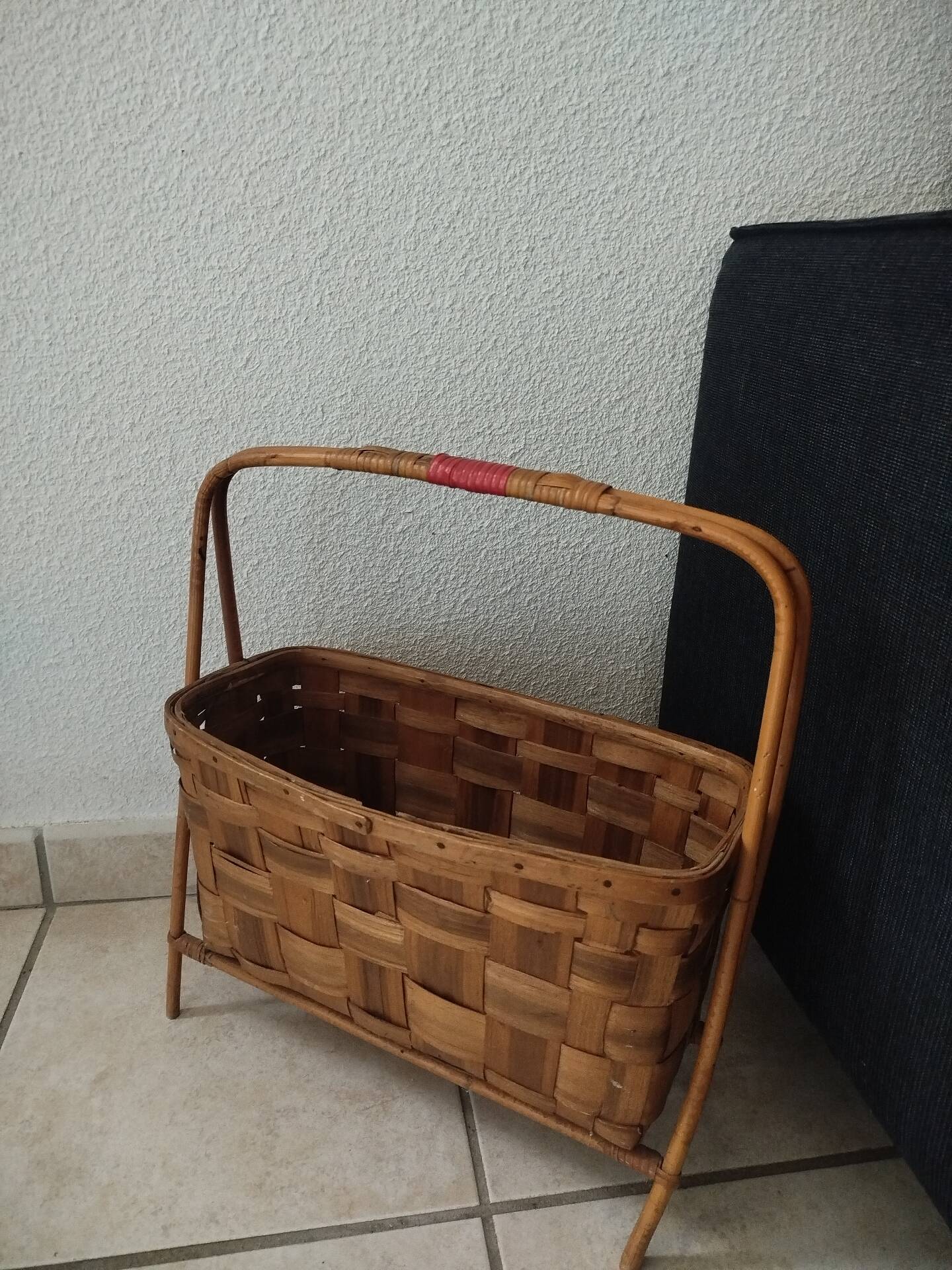Vintage magazine rack in rattan/wood
