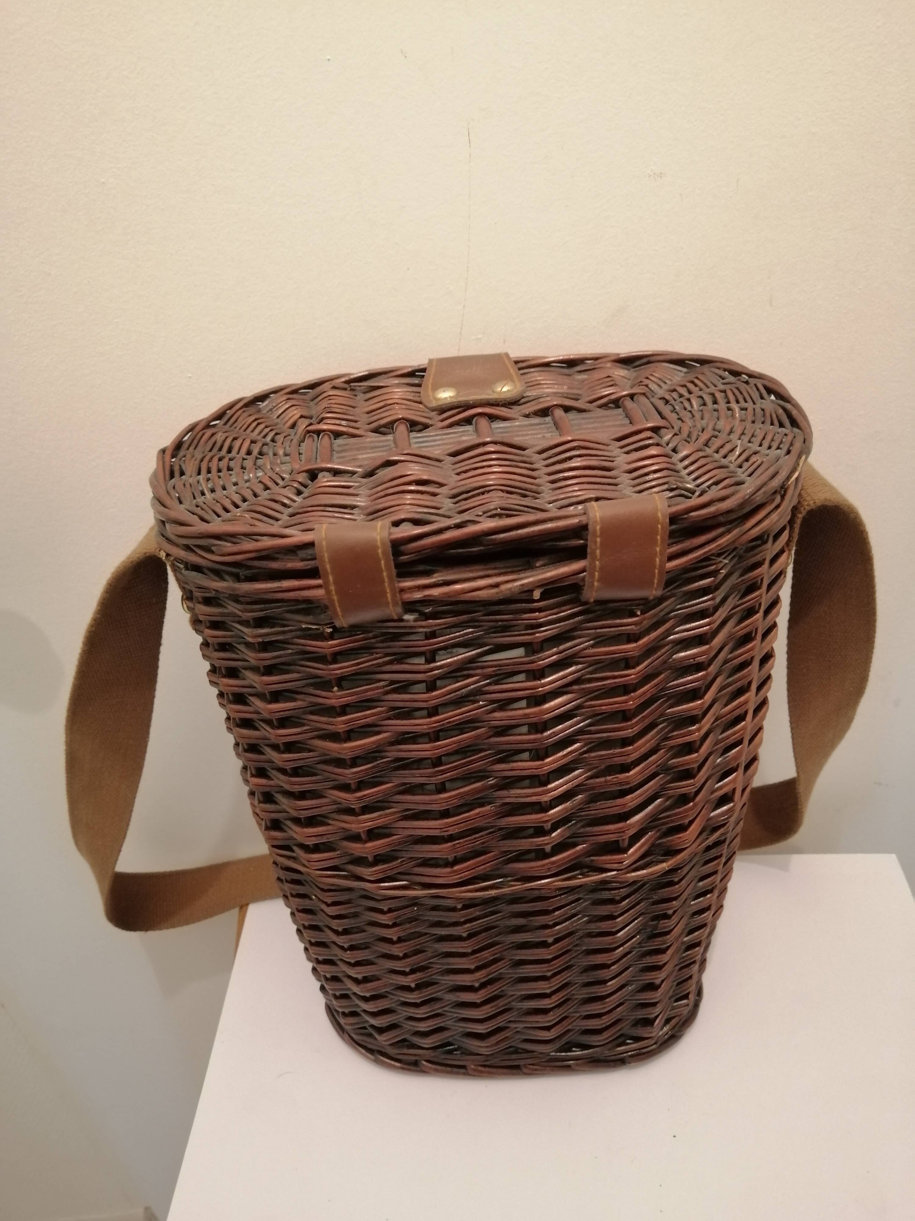 Wicker wine bottle holder basket