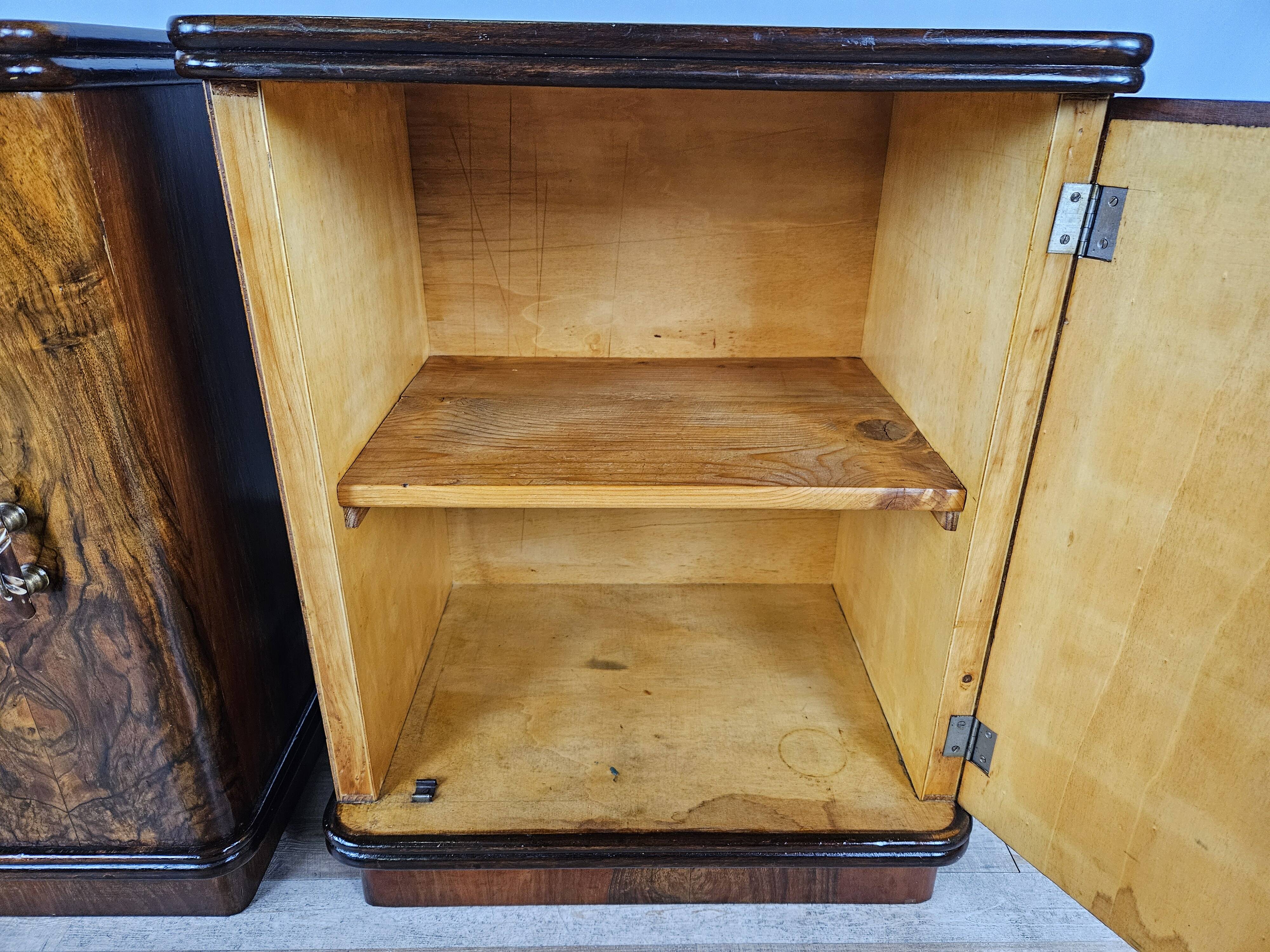 1940 Art Decò nightstands in walnut with door and shelf