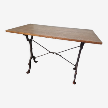 Table de bistrot avec piètement en fonte et plateau en chêne