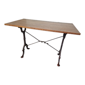 Table de bistrot avec piètement en fonte et plateau en chêne