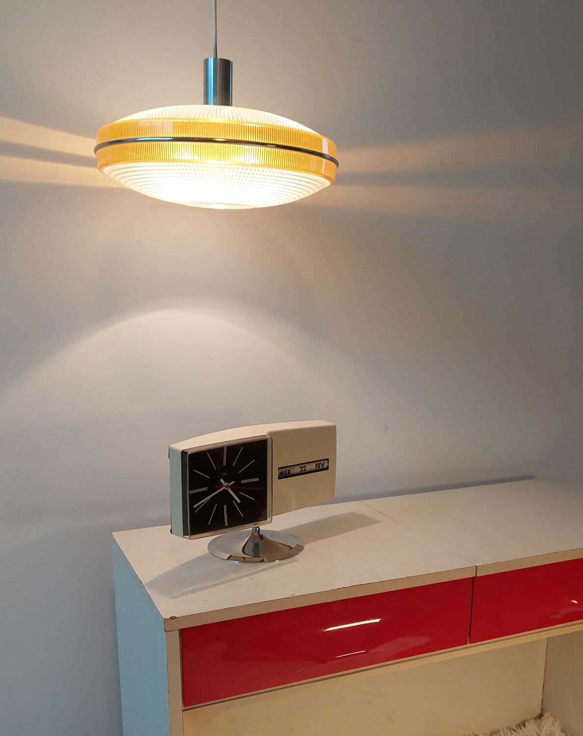 Suspension UFO space age around 1970