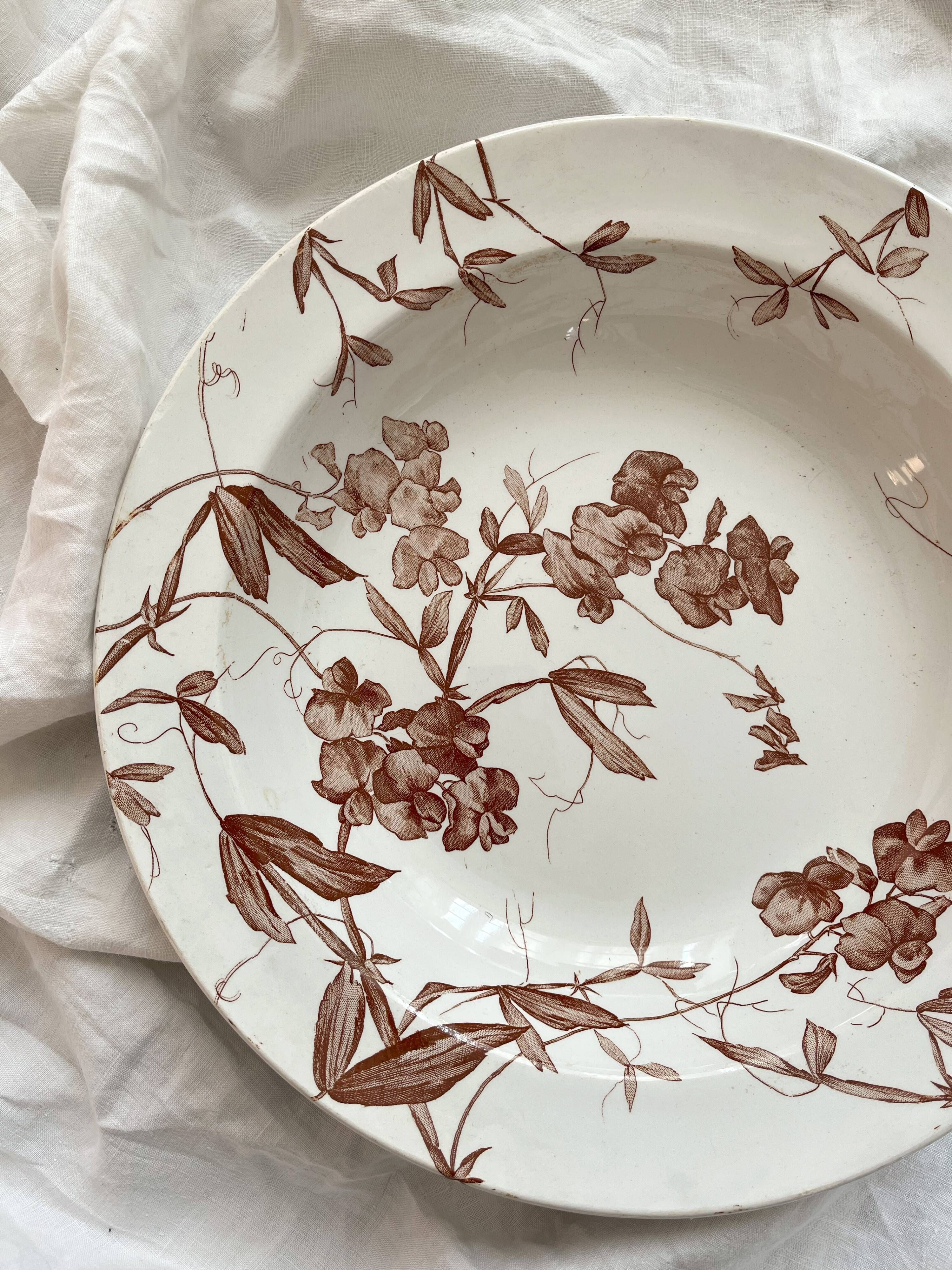 Hollow dish in iron earth sweet peas, Creil and Montereau
