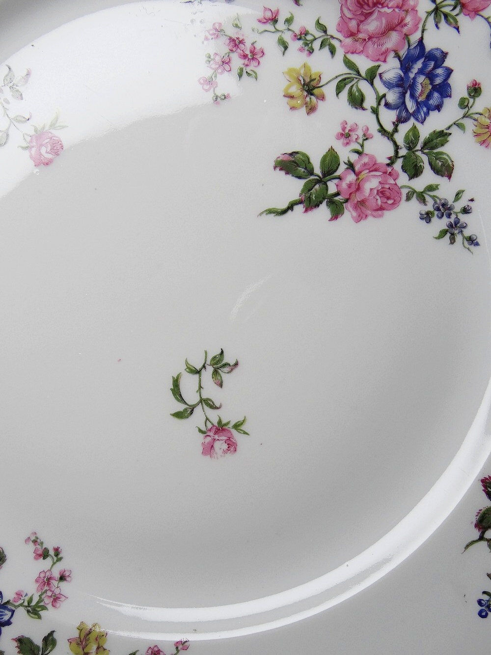 4 flat plates by Bernardaud, Limoges porcelain, floral decoration from the 1920s to 1950s.