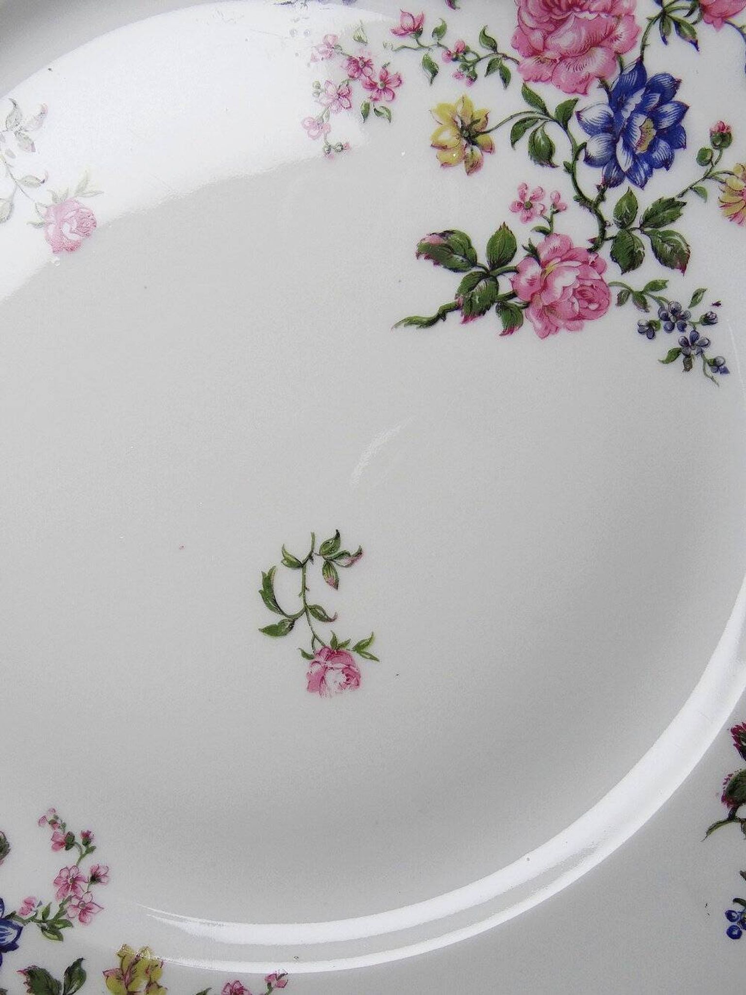 4 flat plates by Bernardaud, Limoges porcelain, floral decoration from the 1920s to 1950s.