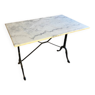 Bistro table in white marble