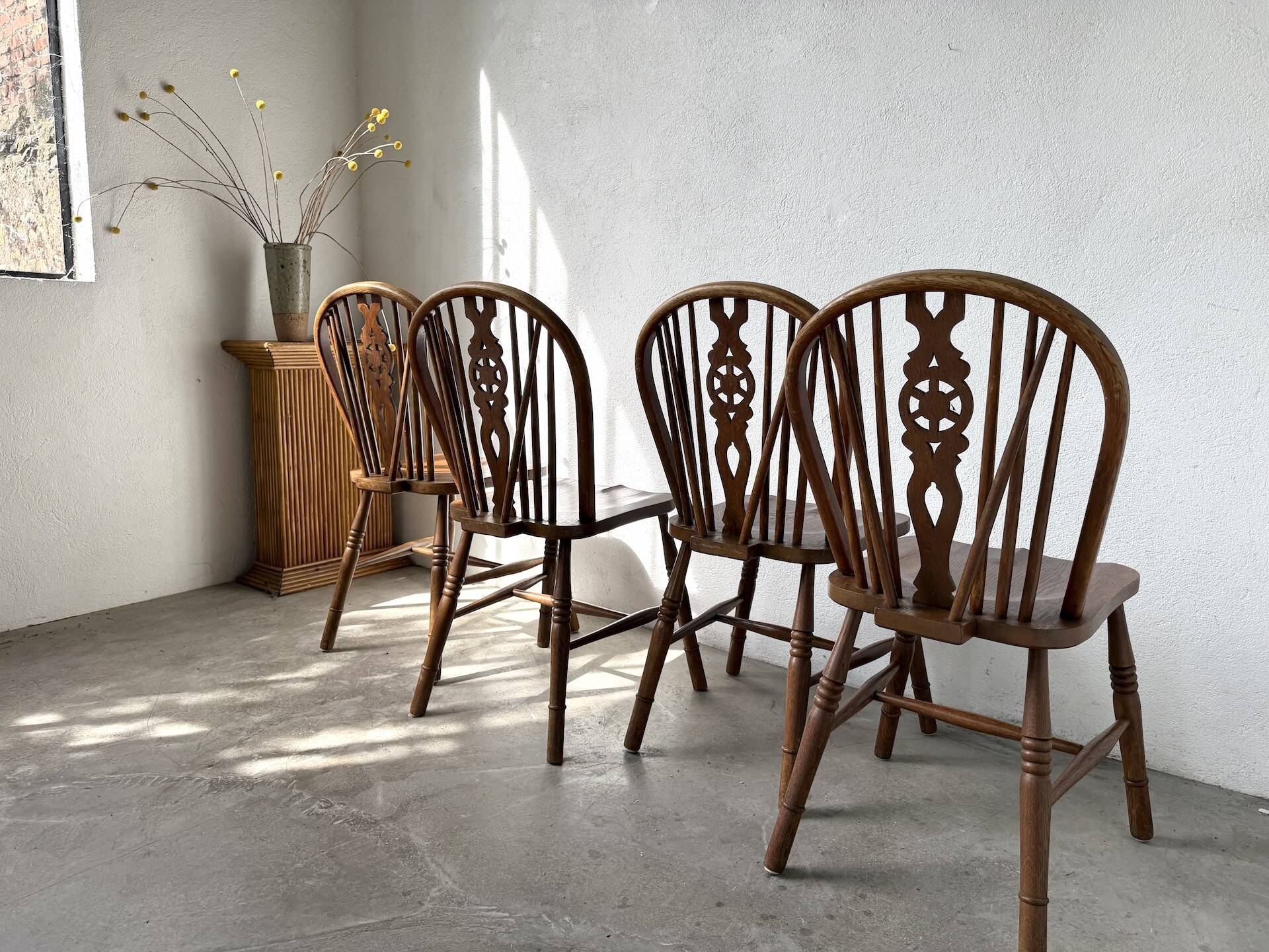 Suite de Quatre Chaises "Windsor"