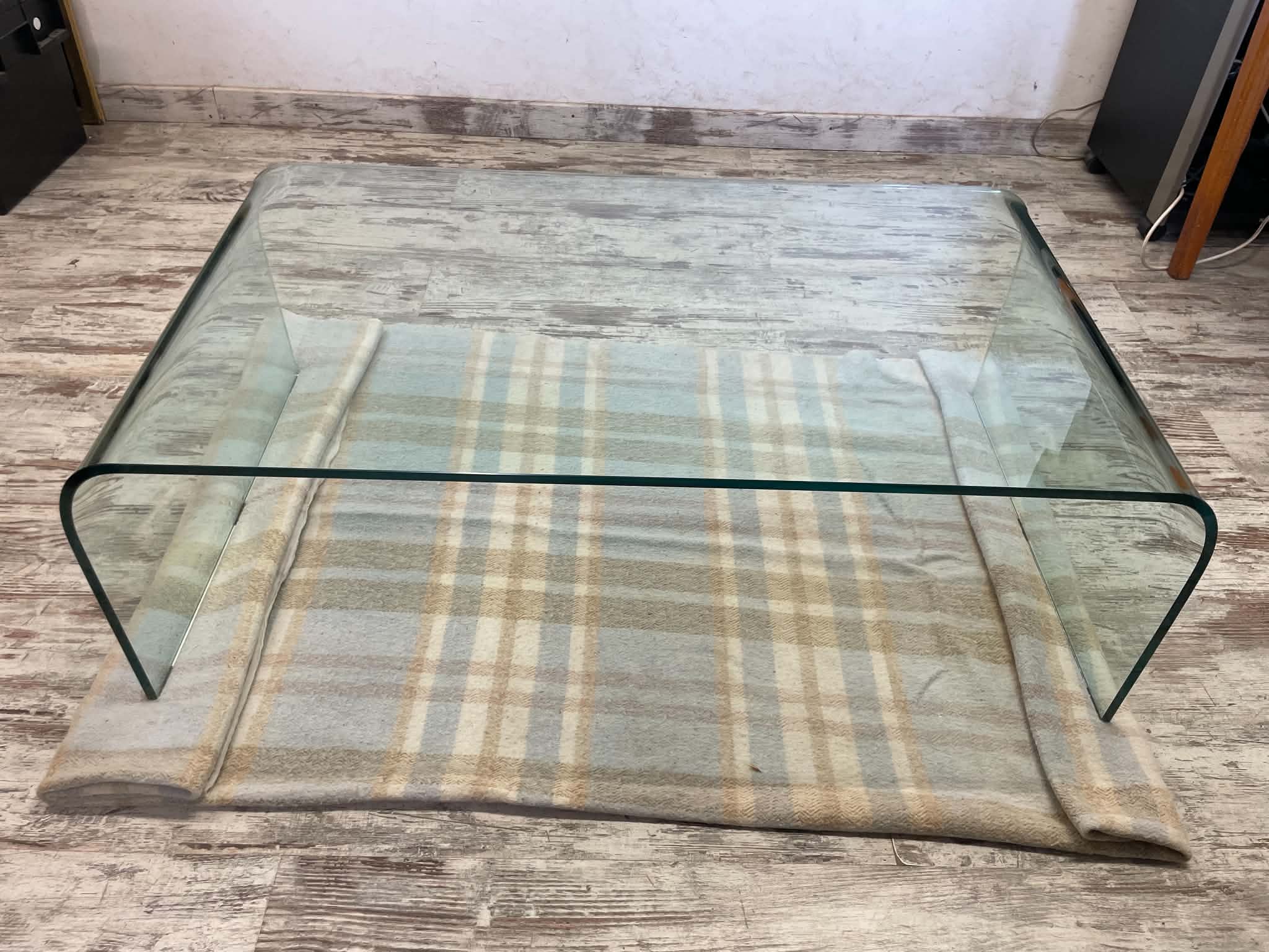 Curved glass design coffee table