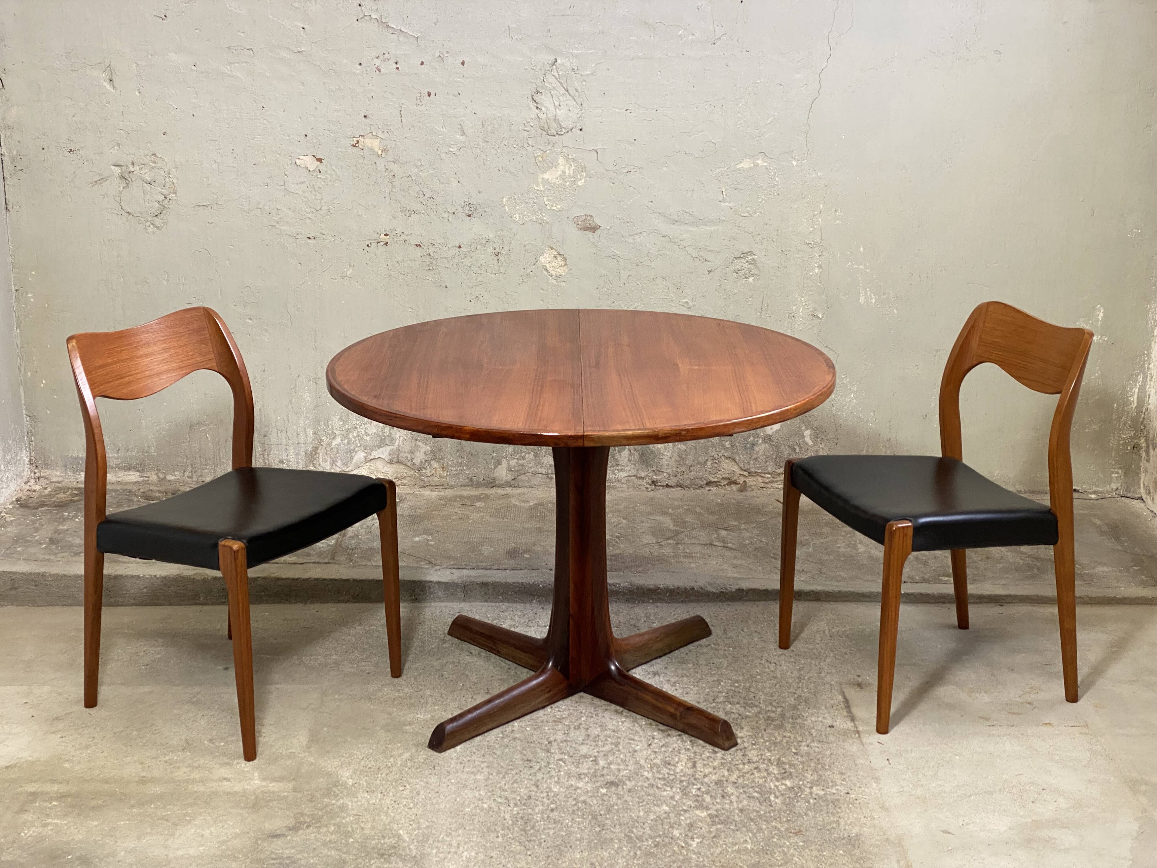 Scandinavian extendable round table in teak Gudme edition