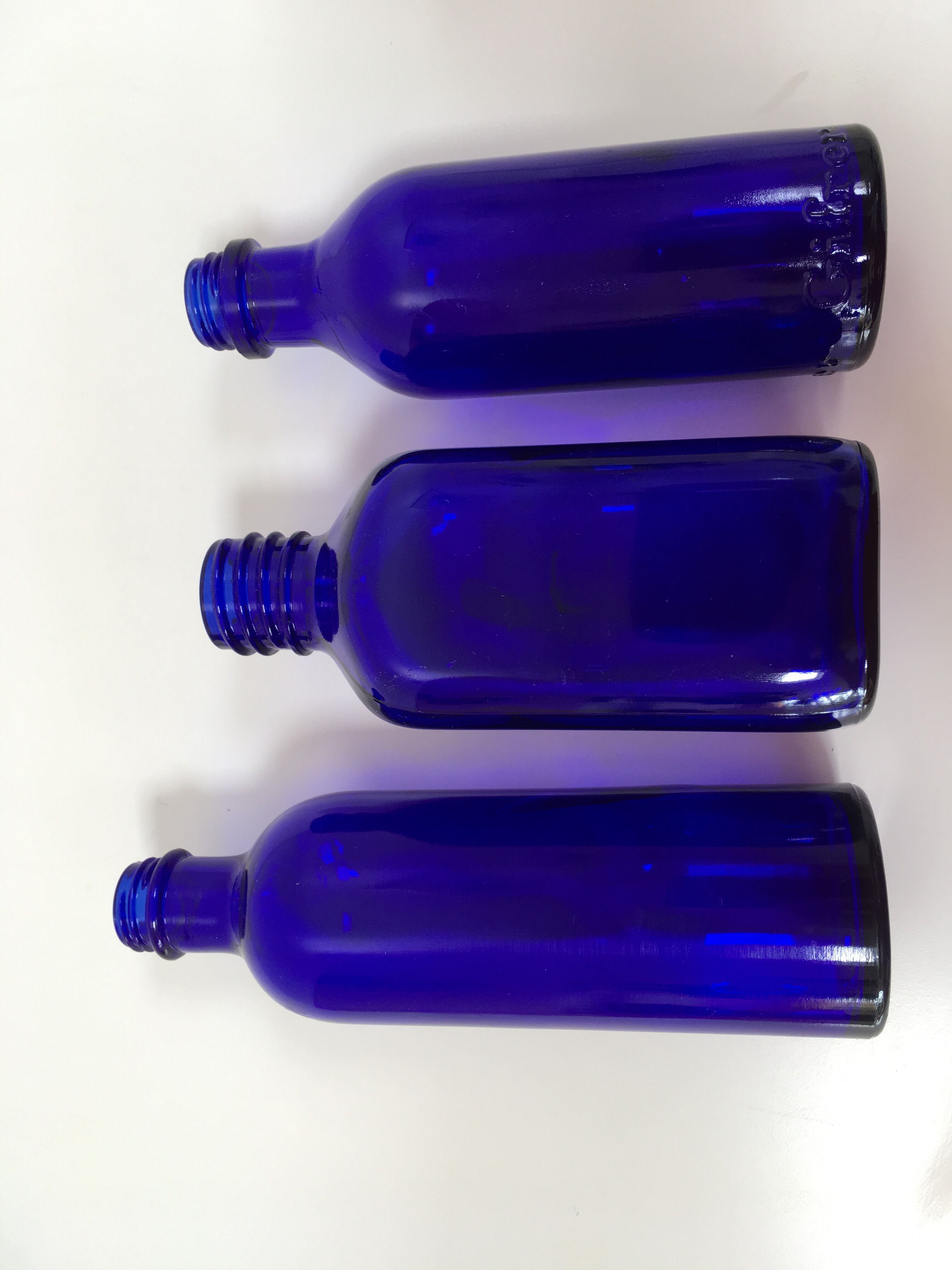 Trio de bouteilles bleues de pharmacie