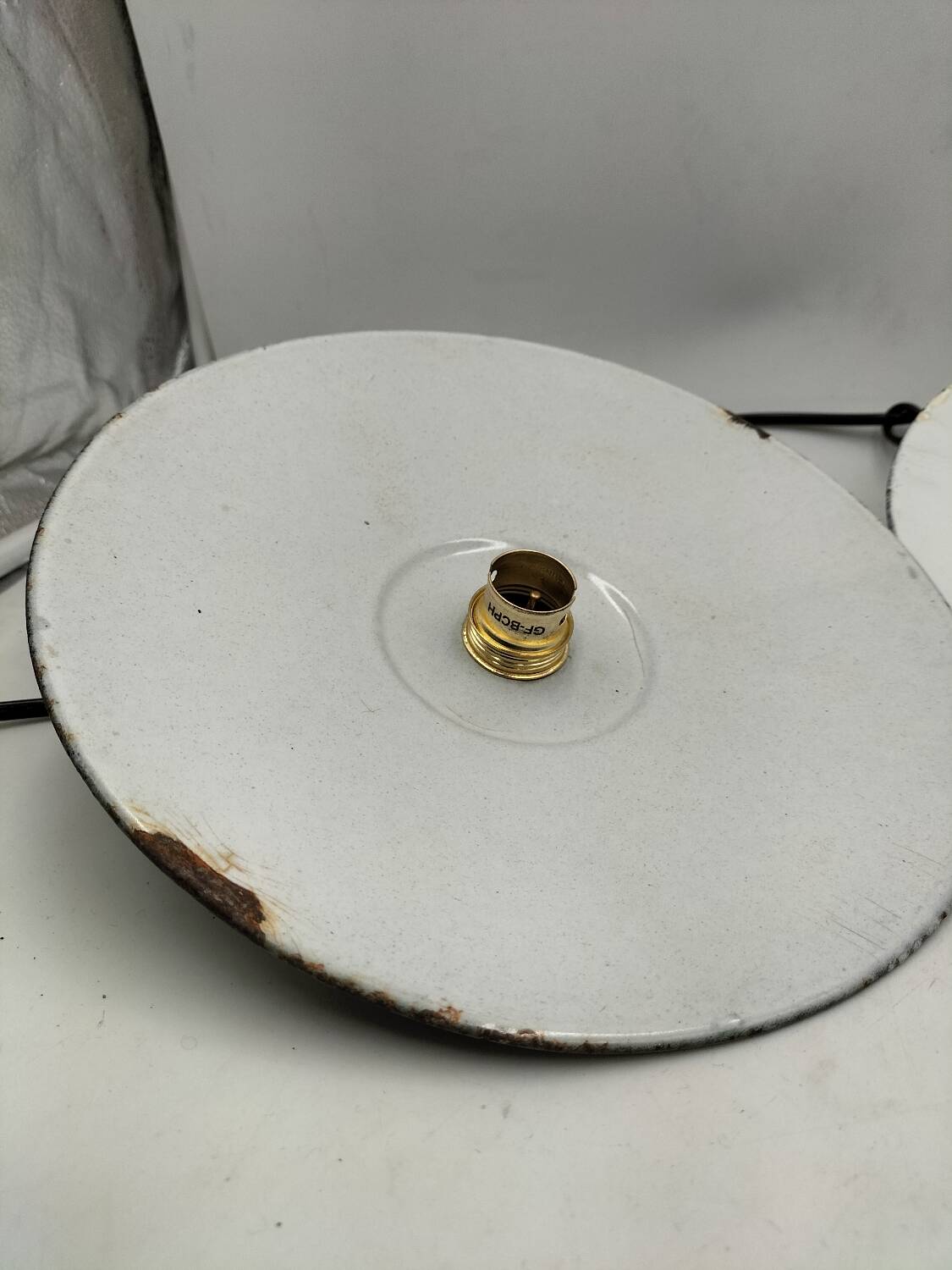 Enamelled sheet metal suspensions