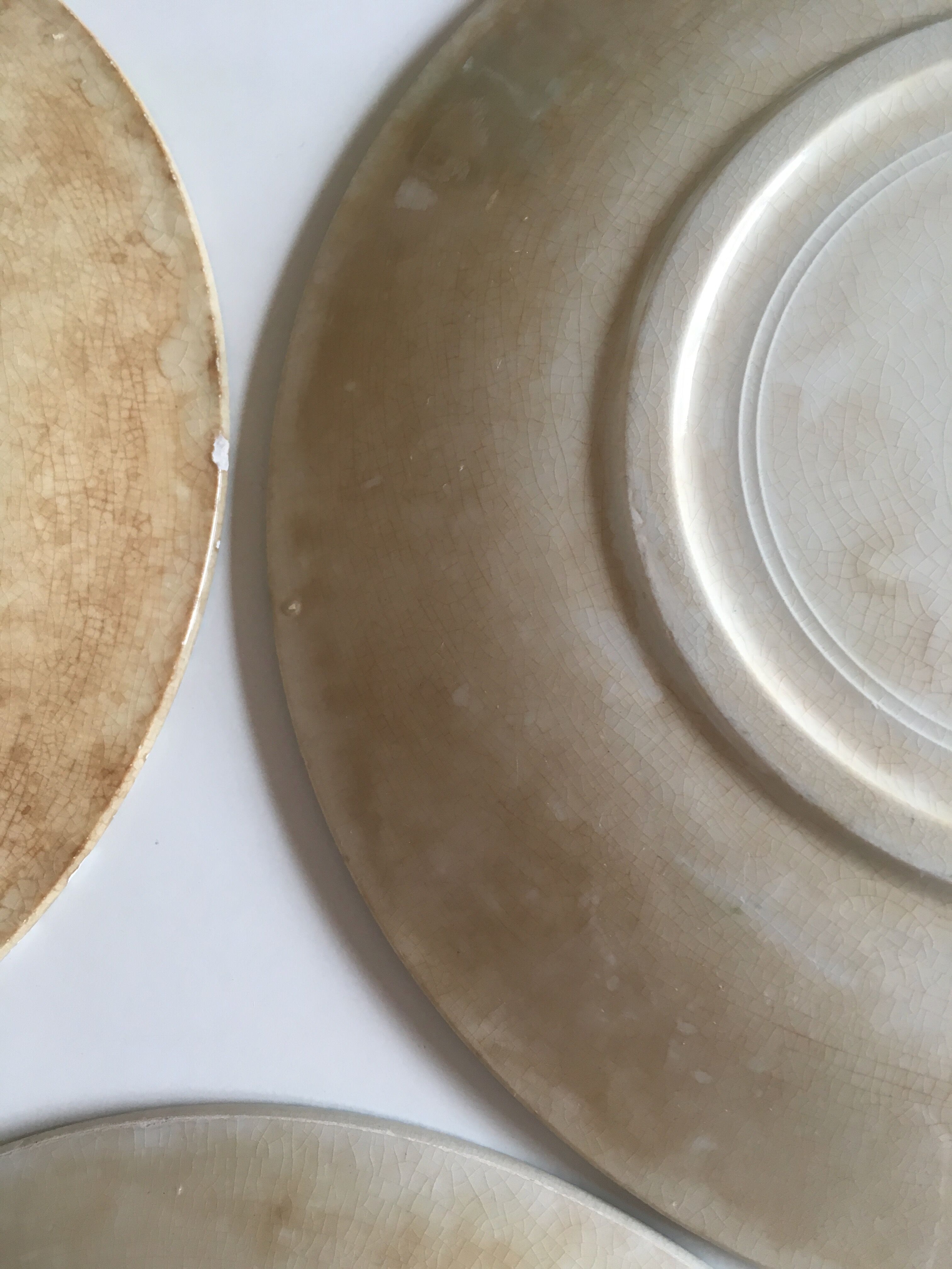 set of 6 flat plates in low-century 50's iron earth faience
