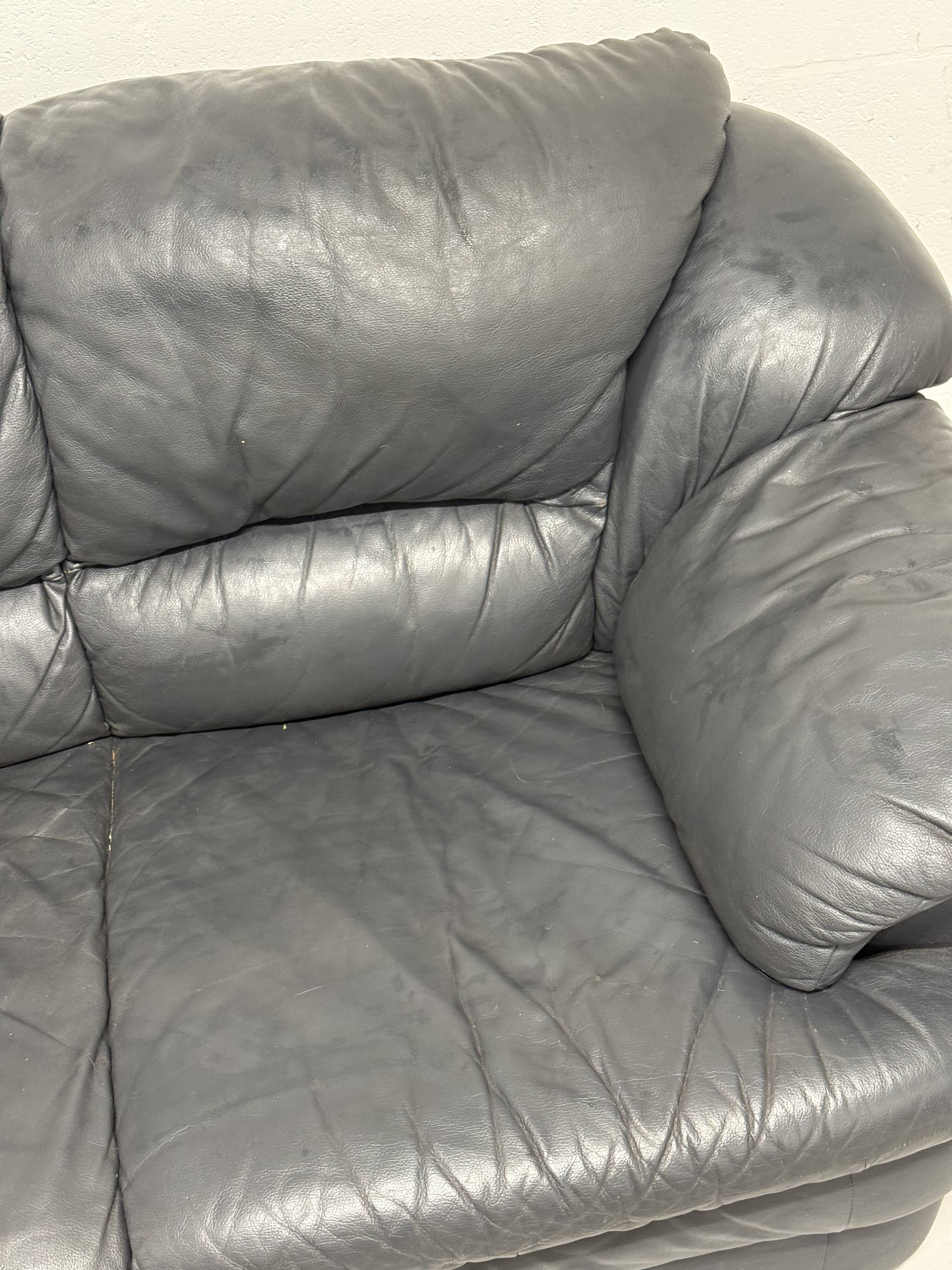 Canapé en cuir noir — design postmoderne