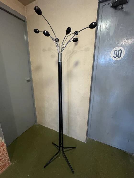 Italian design coat rack – Chrome metal and black lacquer – 1960s-1970s