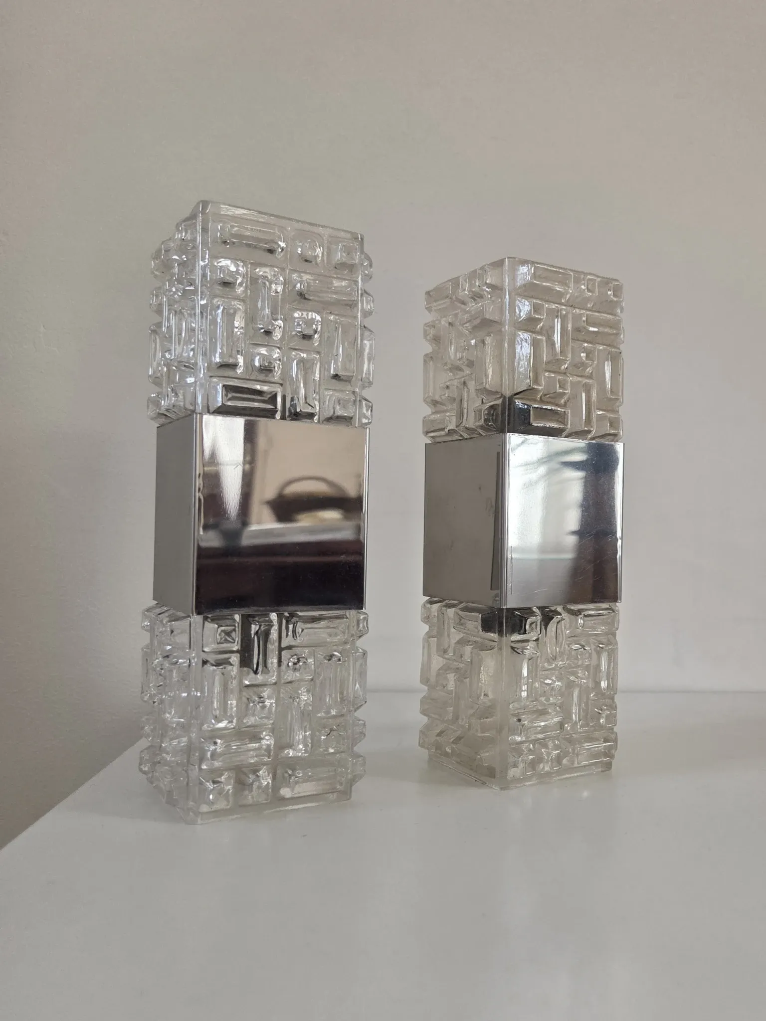 Pair of wall lights in glass and chrome metal