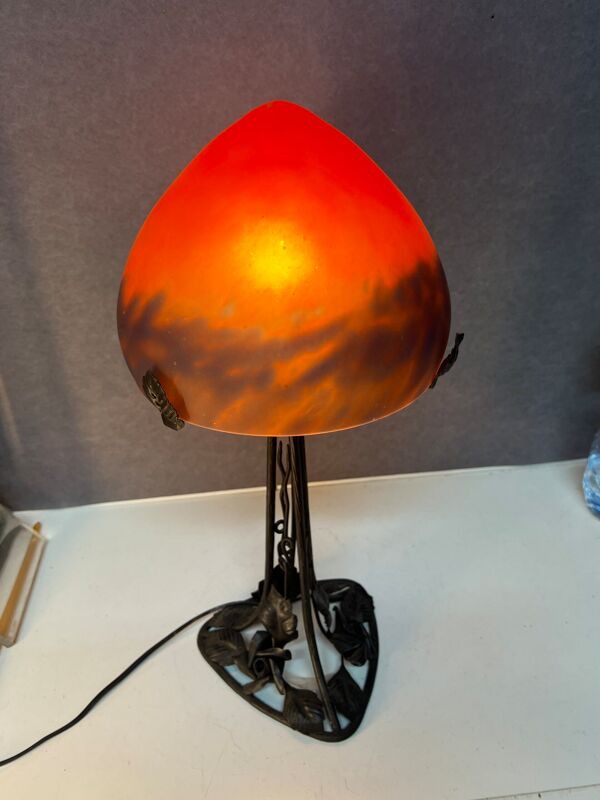 Lampe champignon contemporaine, piétement fer forgé et obus en verre orange nuancé de bleu dans le style art déco