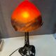 Lampe champignon contemporaine, piétement fer forgé et obus en verre orange nuancé de bleu dans le style art déco