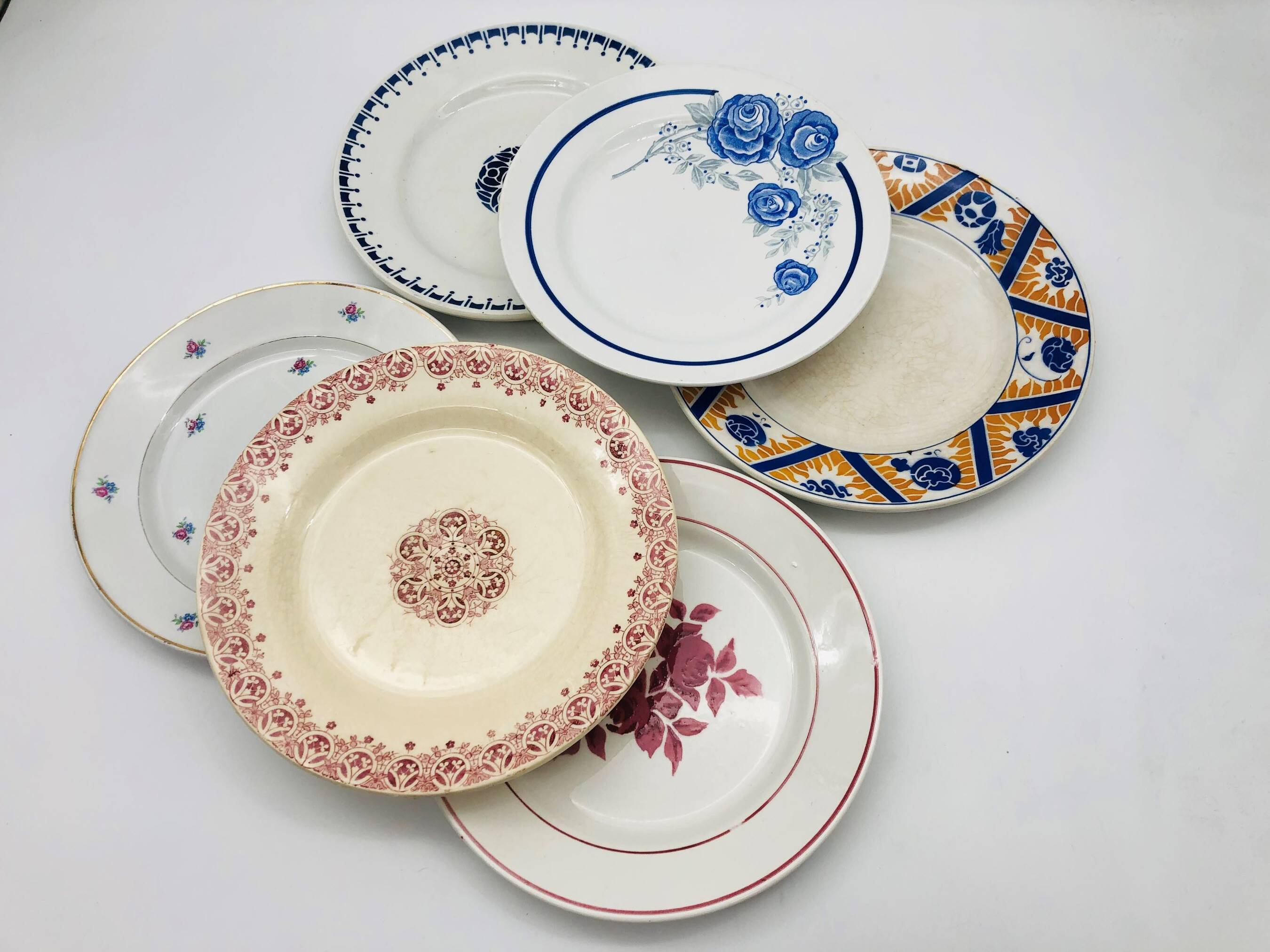 Série de 6 assiettes plates dépareillées.
