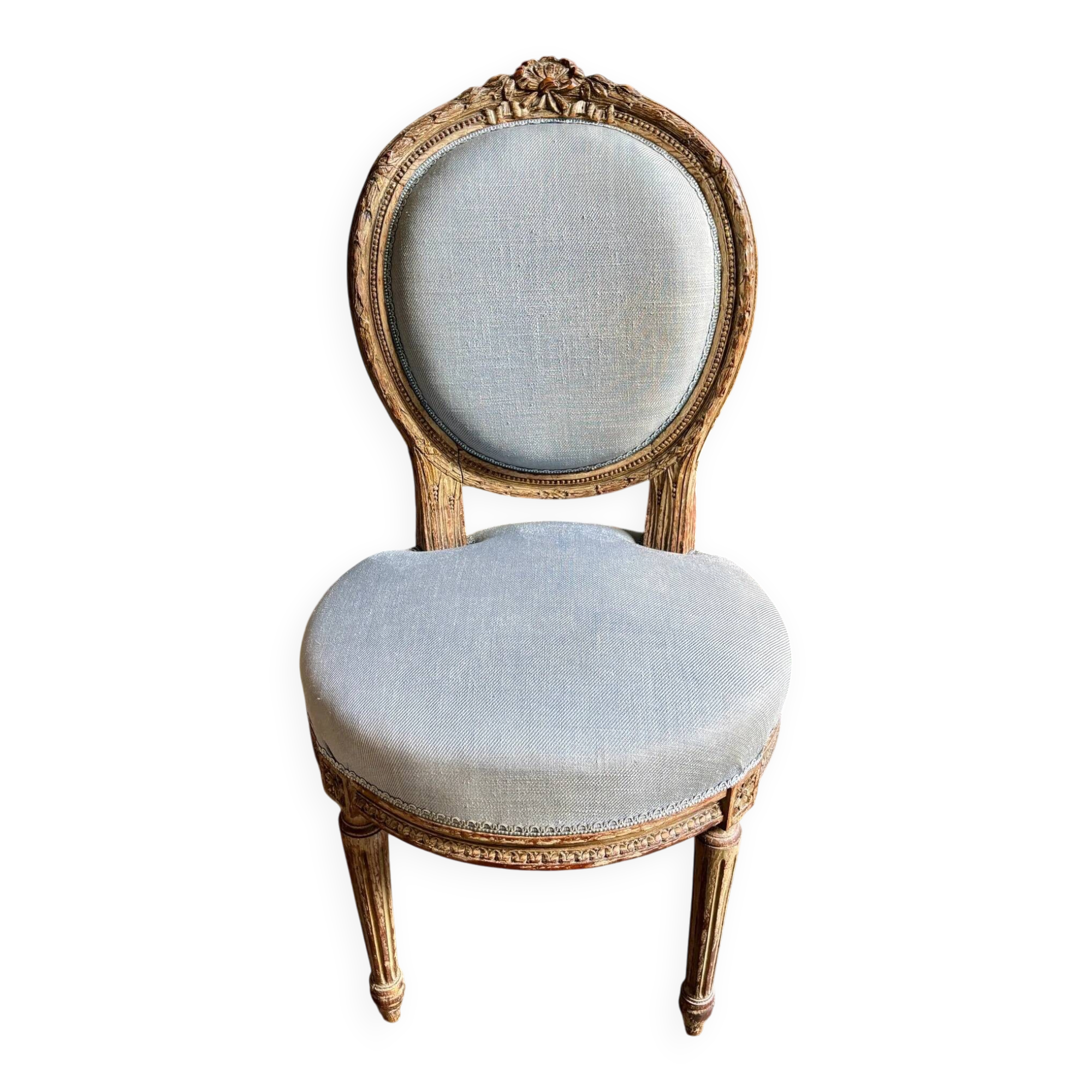 Medallion back chair in reclaimed wood and blue cotton, 18th century.