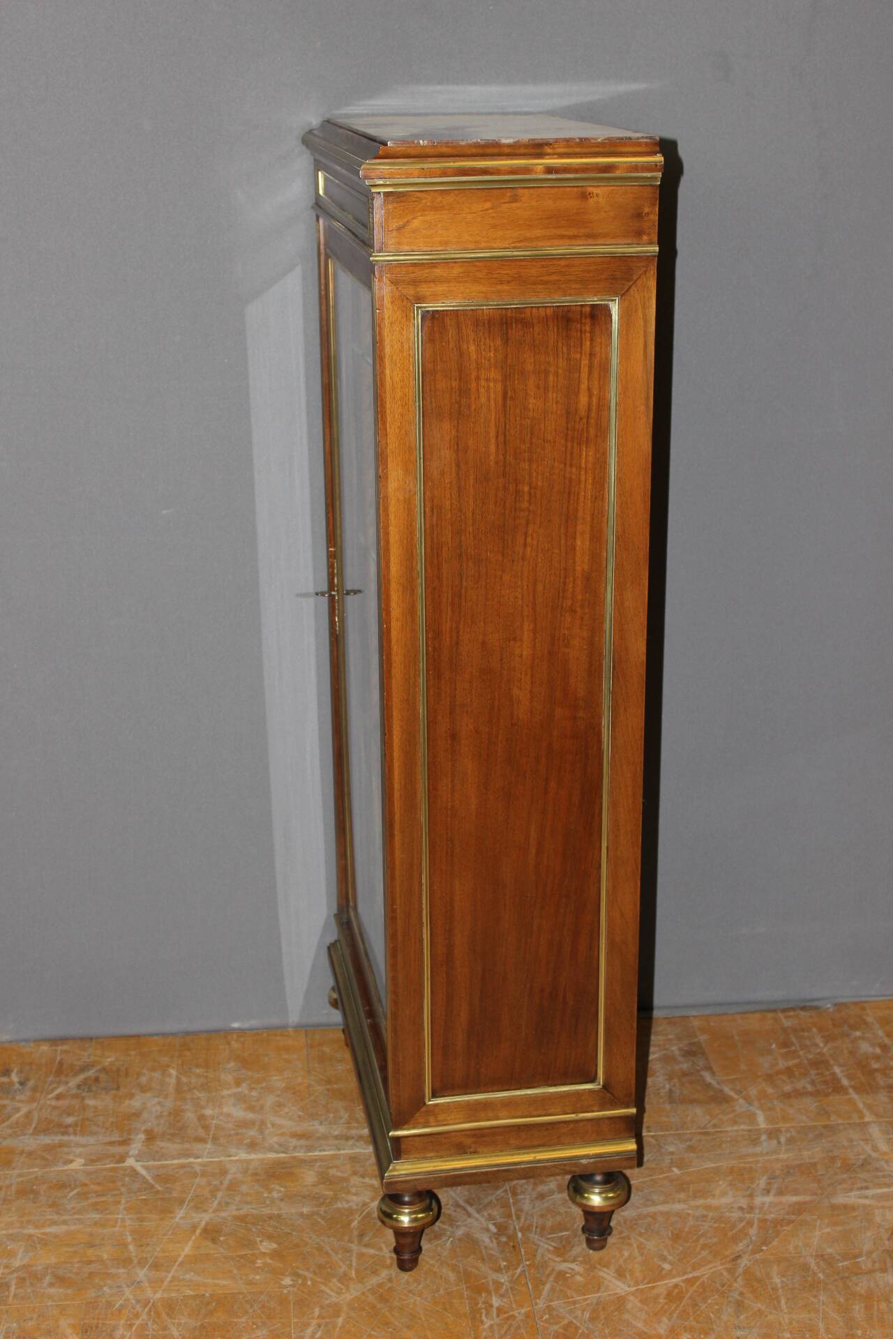 Vitrine de style Louis XVI en noyer XIX