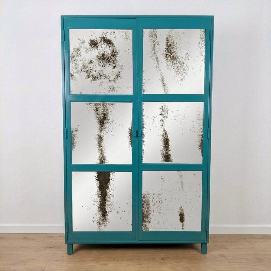 Armoire de style industriel avec des miroirs vieillis