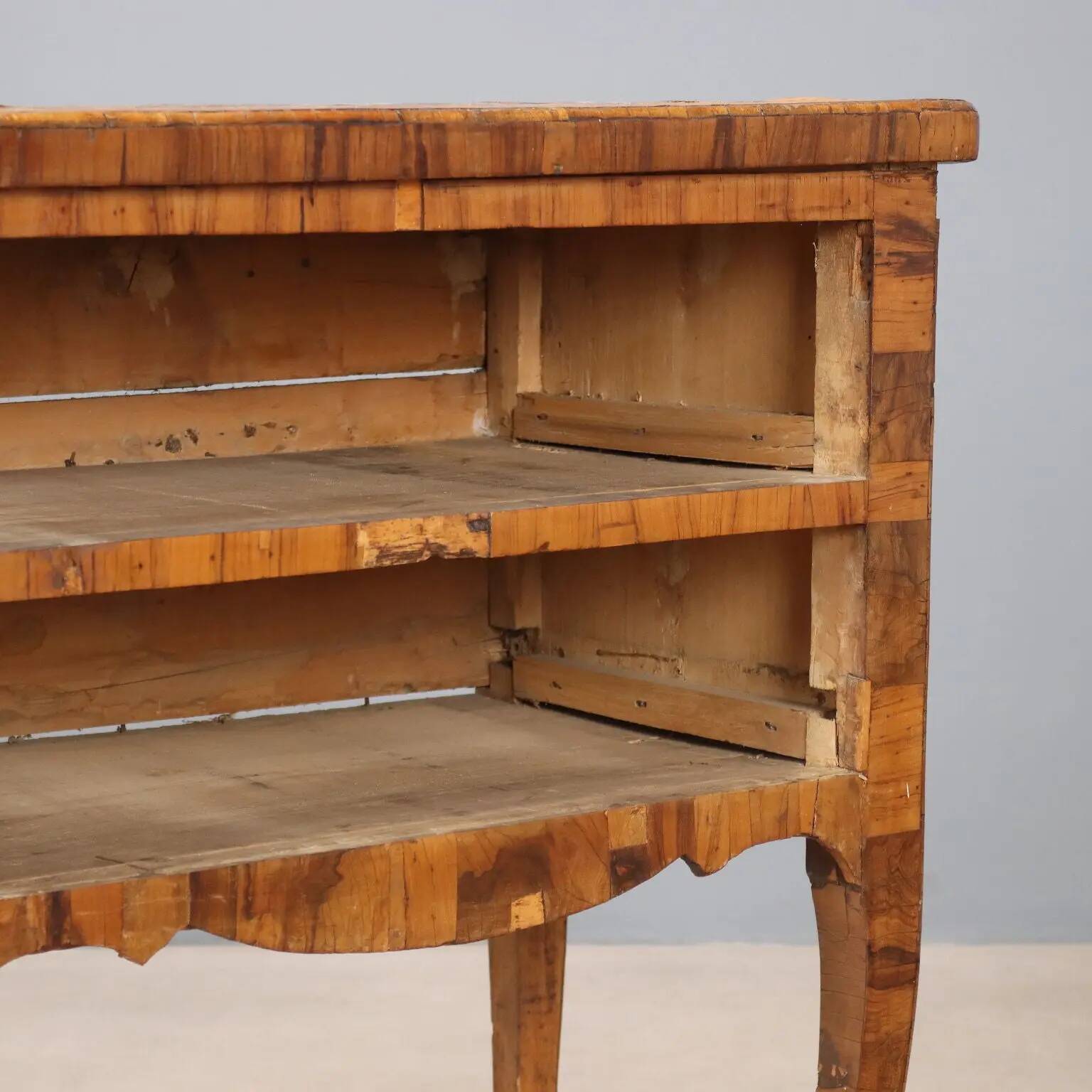 Antique baroque bedside table in walnut and maple, Italy, 18th century.