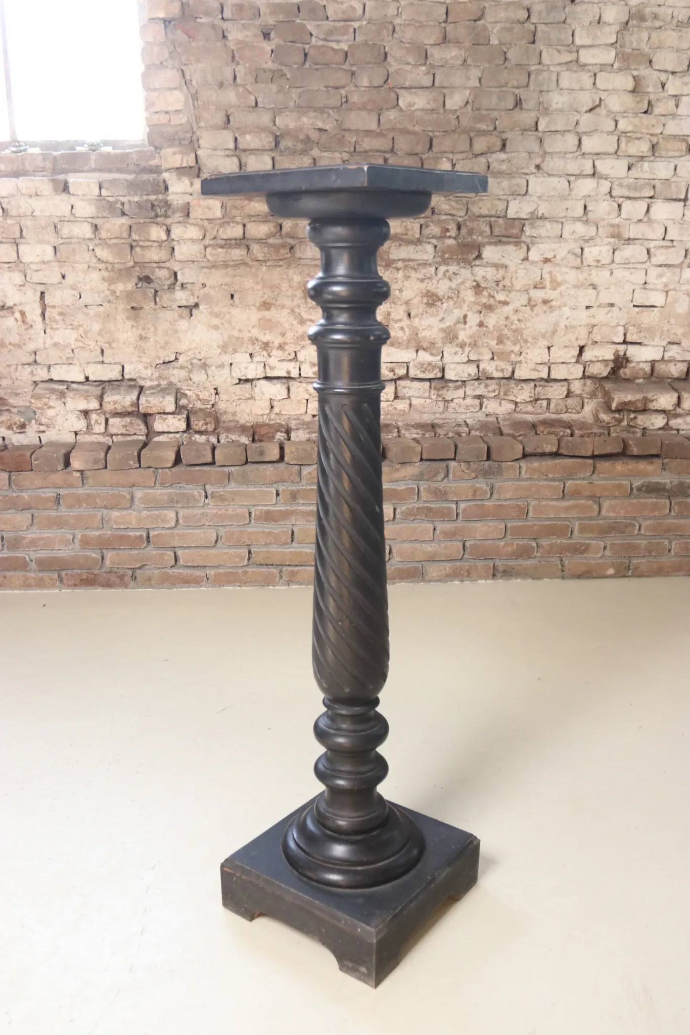 Ebonised wooden column with turned spiral shaft – Napoleon III, 19th c.