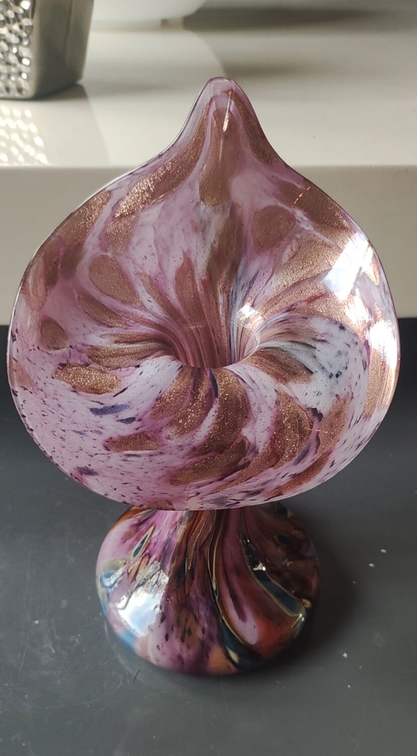 Volubilis vase in Murano glass. Pink speckled background. Height 21 cm.