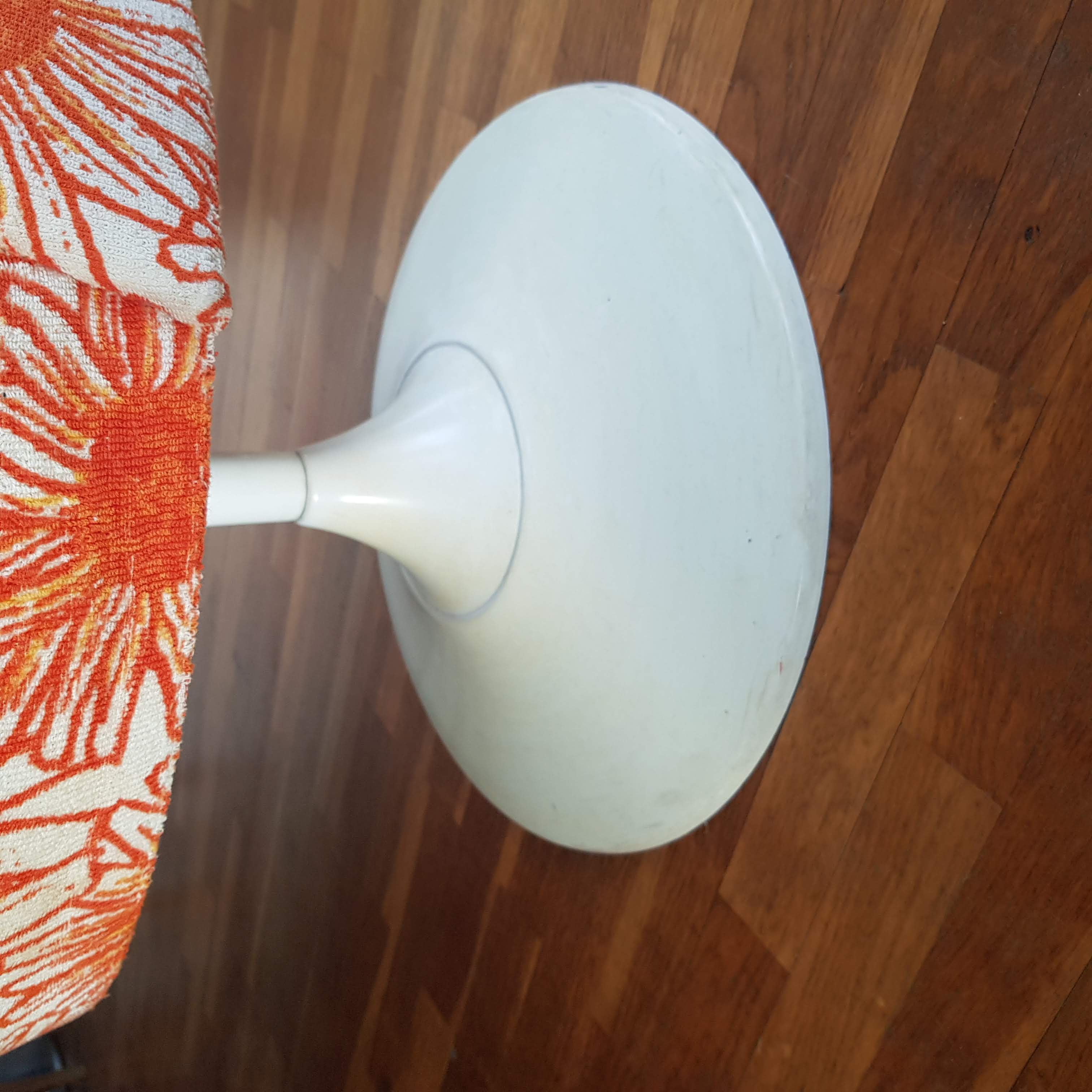 Chaise orange pivotante années 60/70