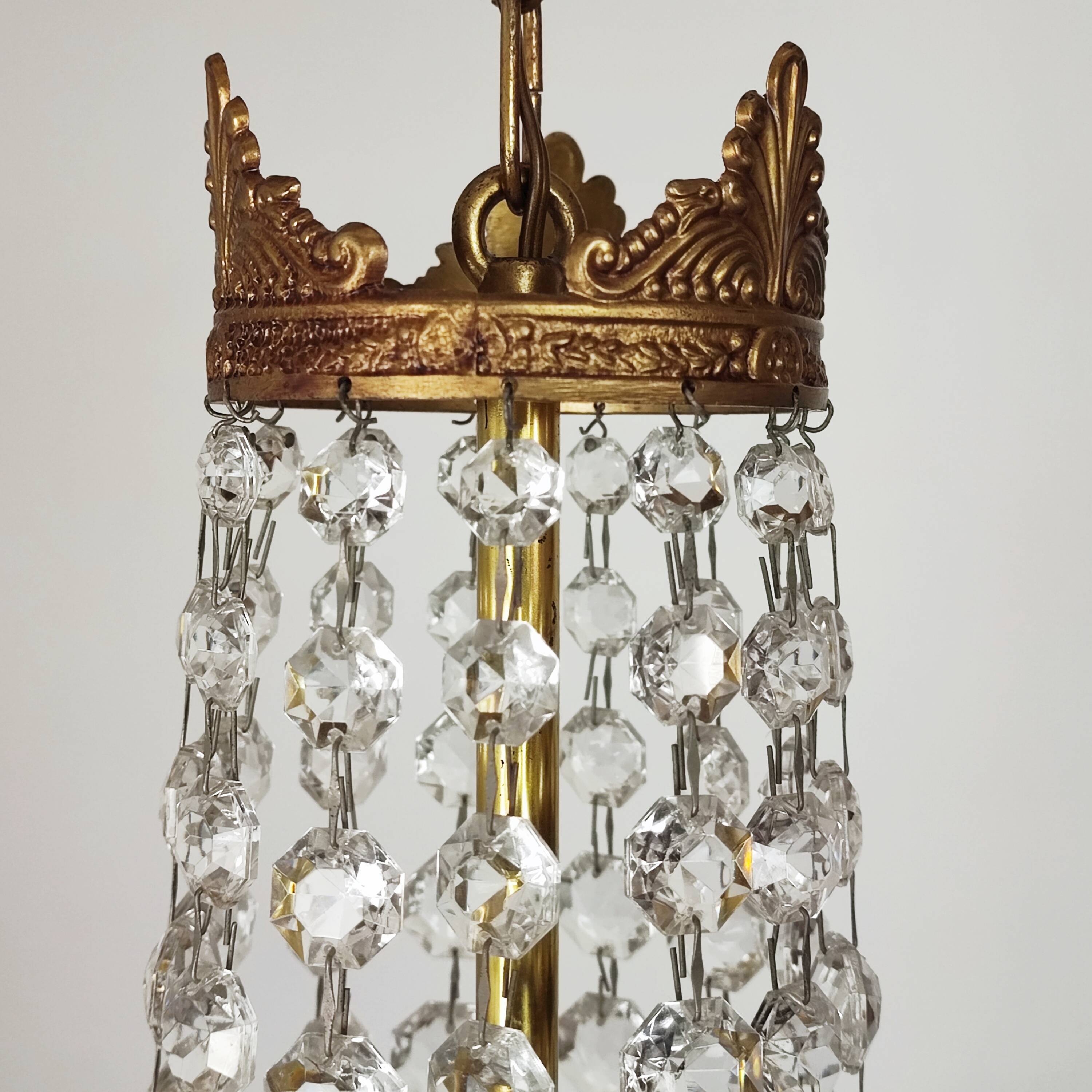 Balloon chandelier with pendants