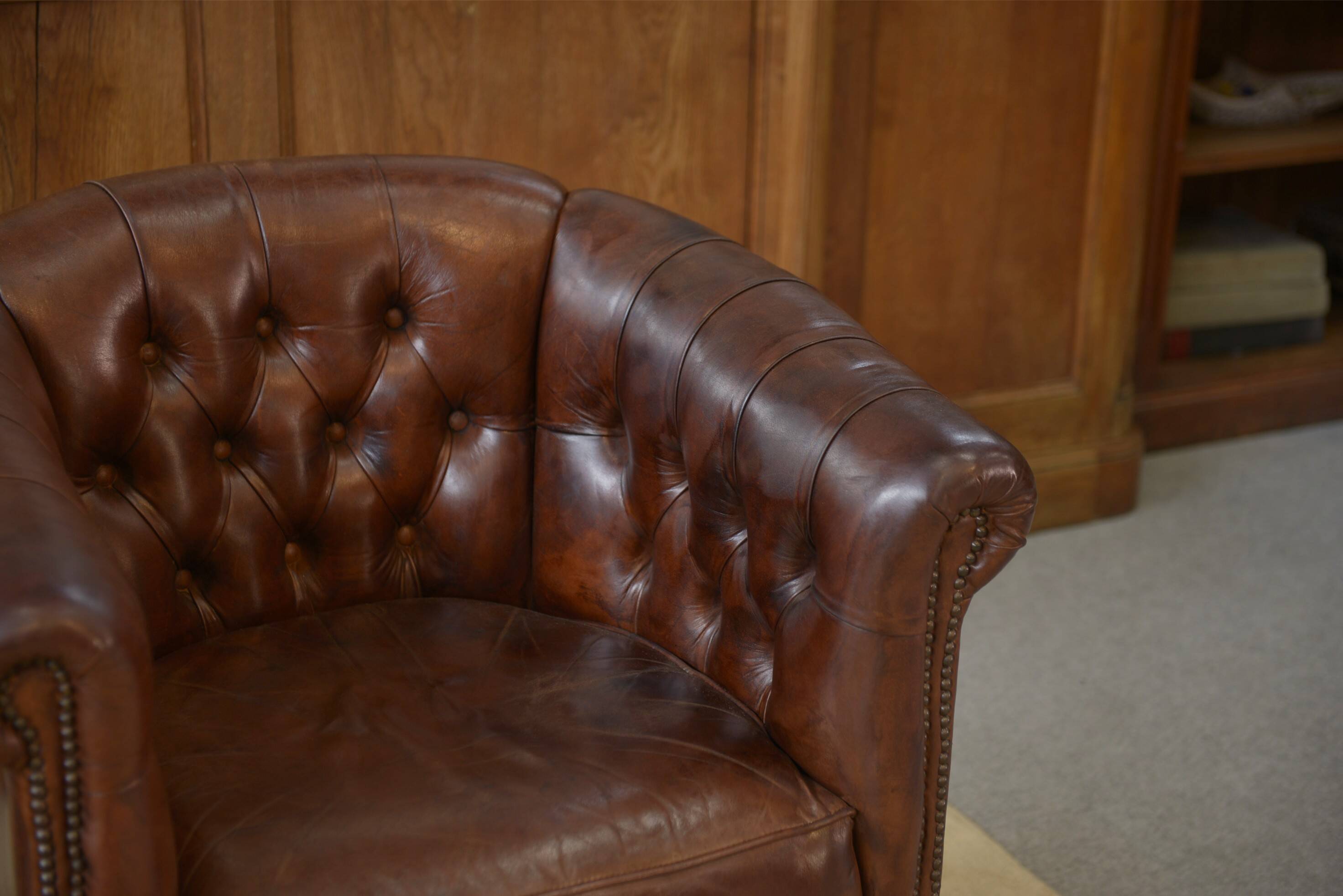 Paire de fauteuils Club capitonnés en cuir