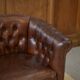 Paire de fauteuils Club capitonnés en cuir