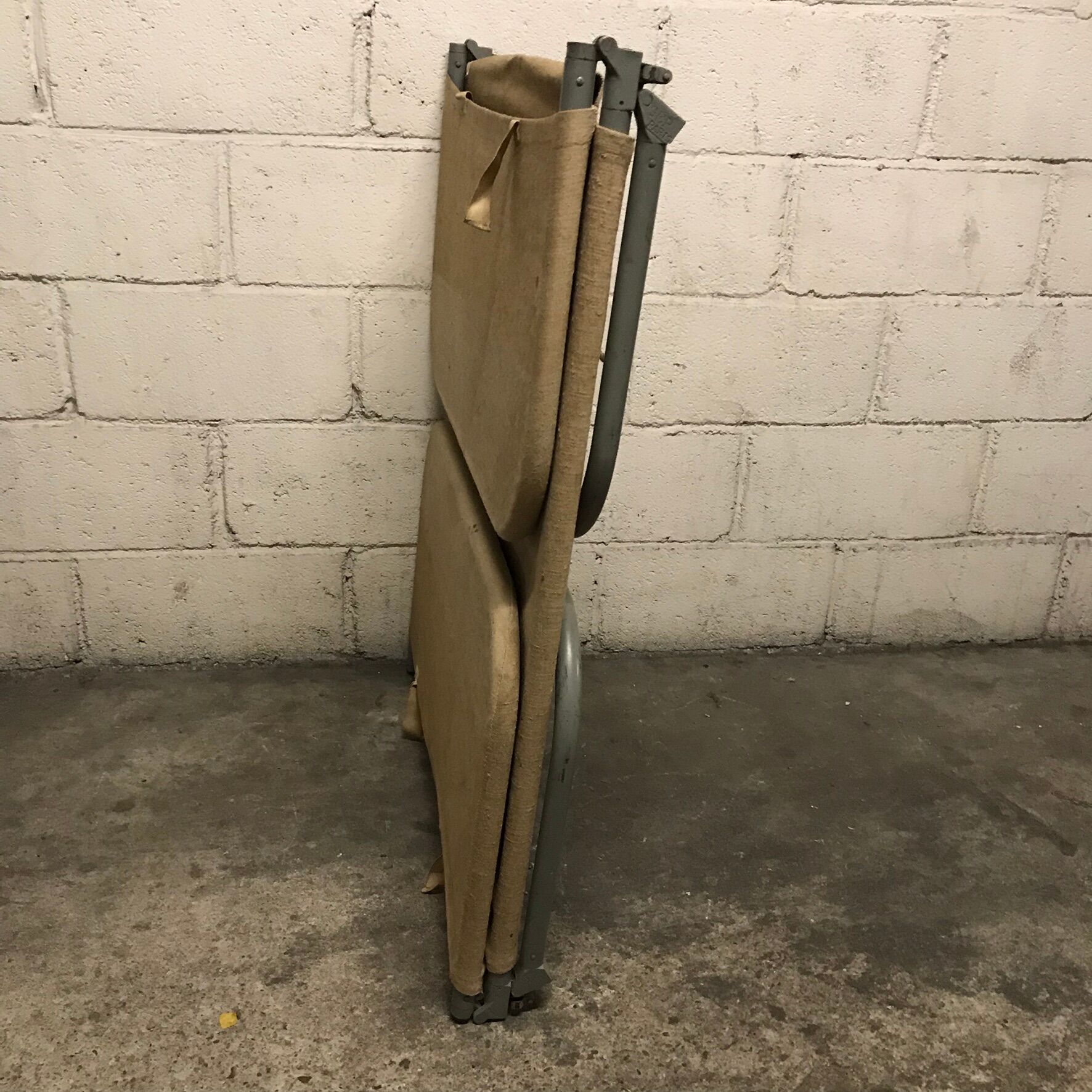 Lit de camp pliable beige vintage style armée marque GEP PARIS