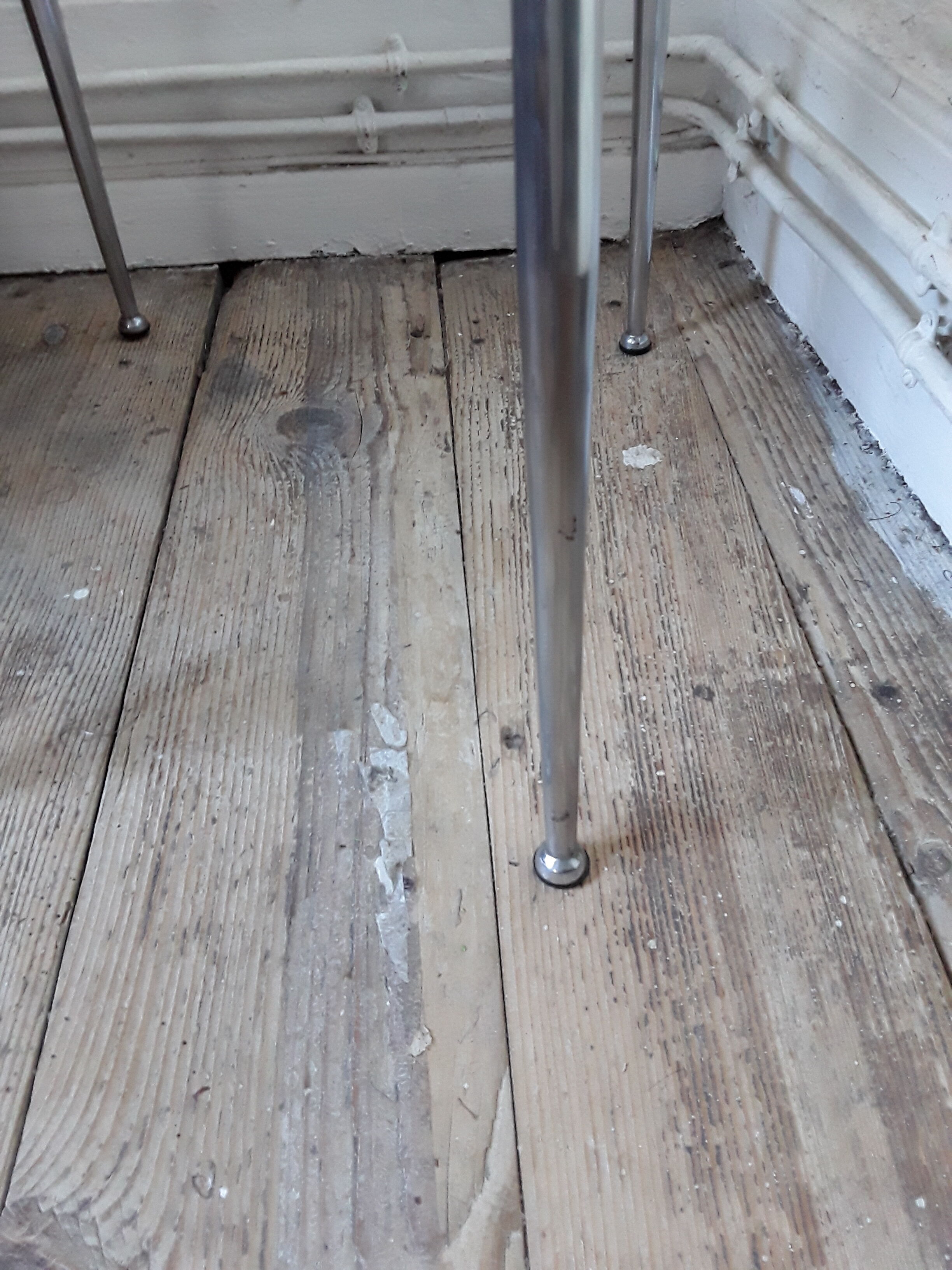 Chaise formica avec pieds à embouts chromés