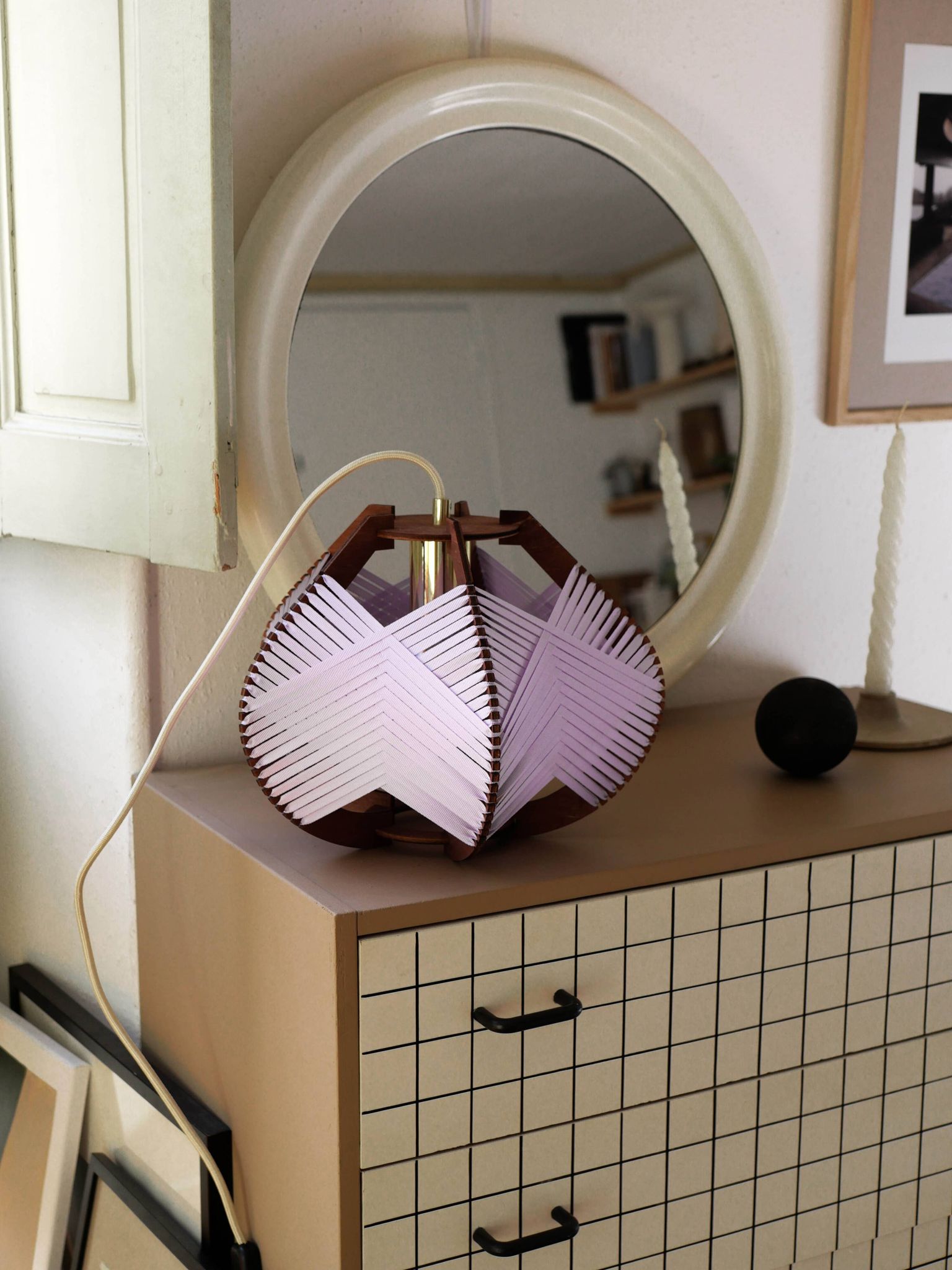 Lampe de table en bois tissé – Sora M – D32 cm – 42 couleurs