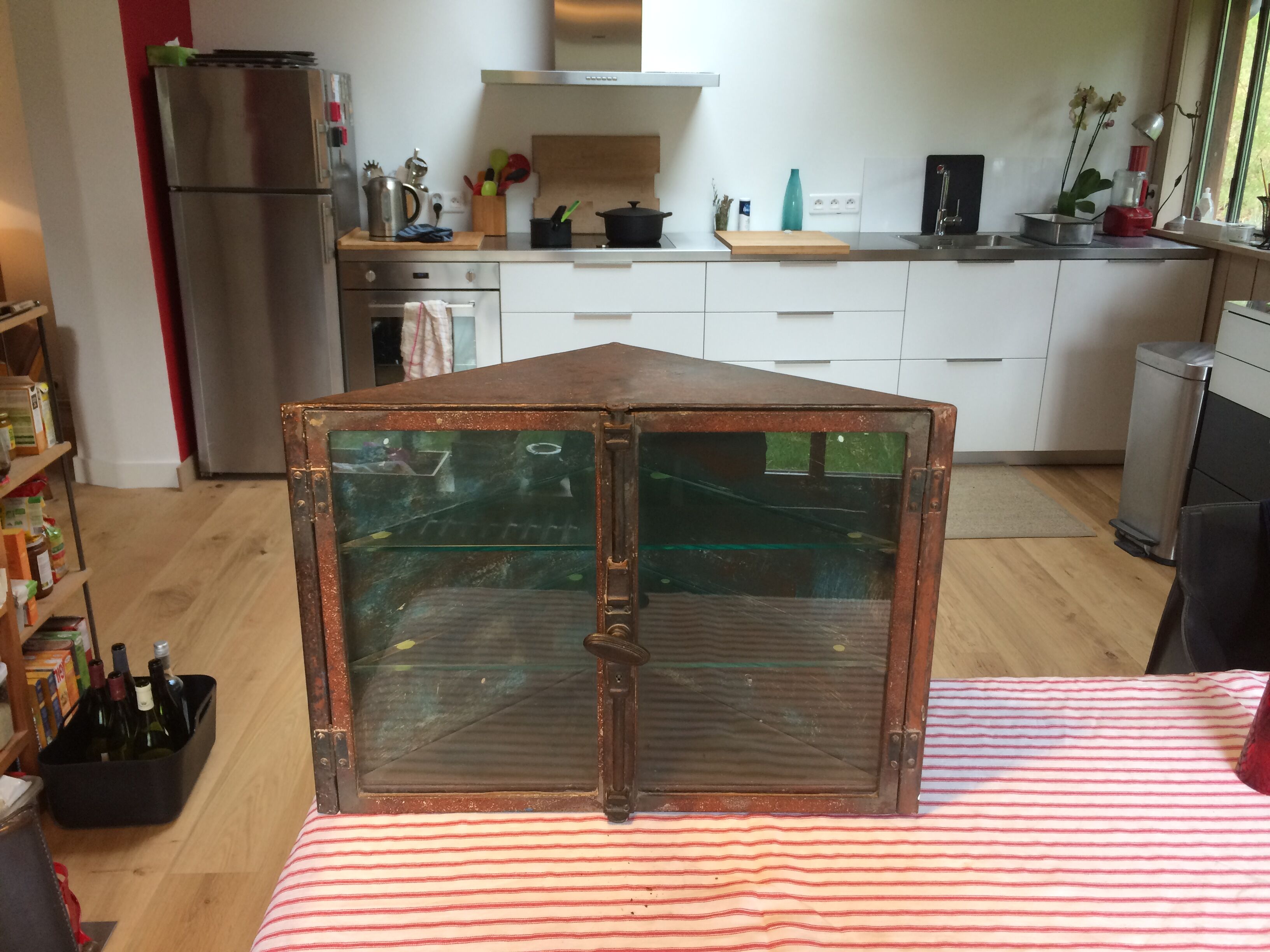 Metal and glass corner Cabinet