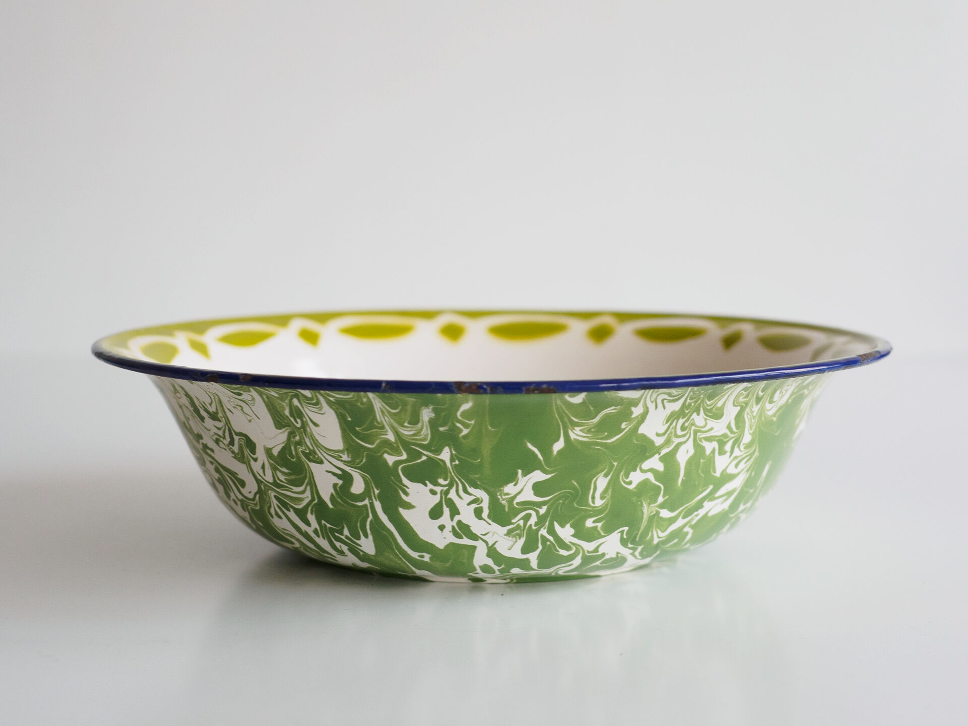 Enamelled metal salad