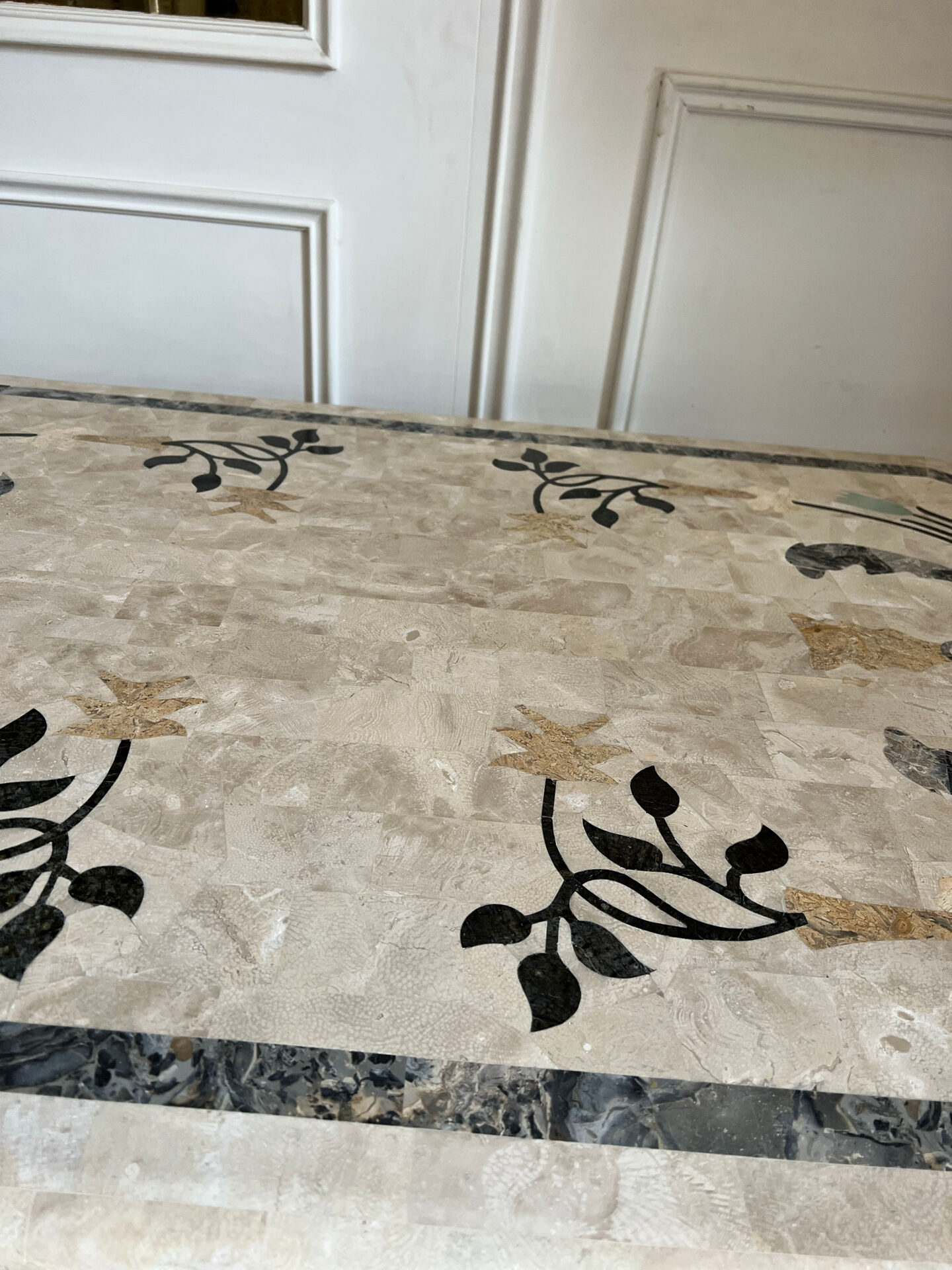 Table basse années 70-80 marqueterie de marbre tessellé -décor florale