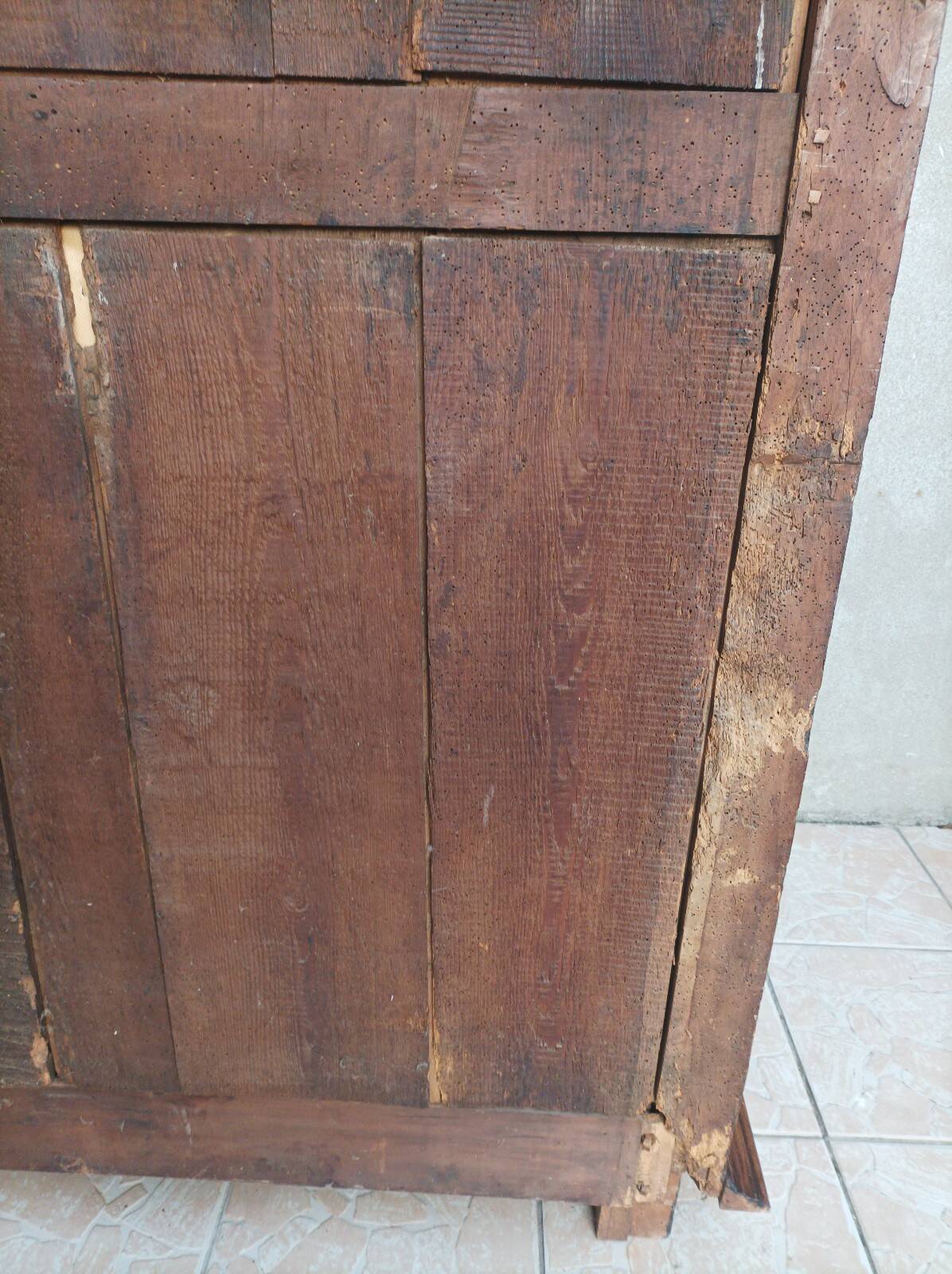 Louis XIV walnut buffet with 4 doors from the 18th century.