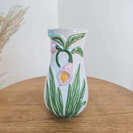 Vase in slipware with Arum flowers