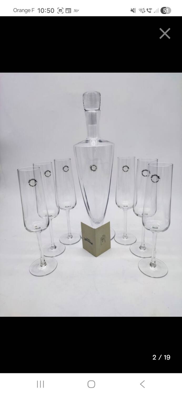 Carafe and 6 stemmed glasses made of Murano glass.