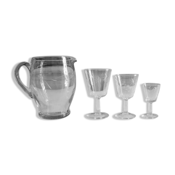Service of 33 glasses on foot & carafe