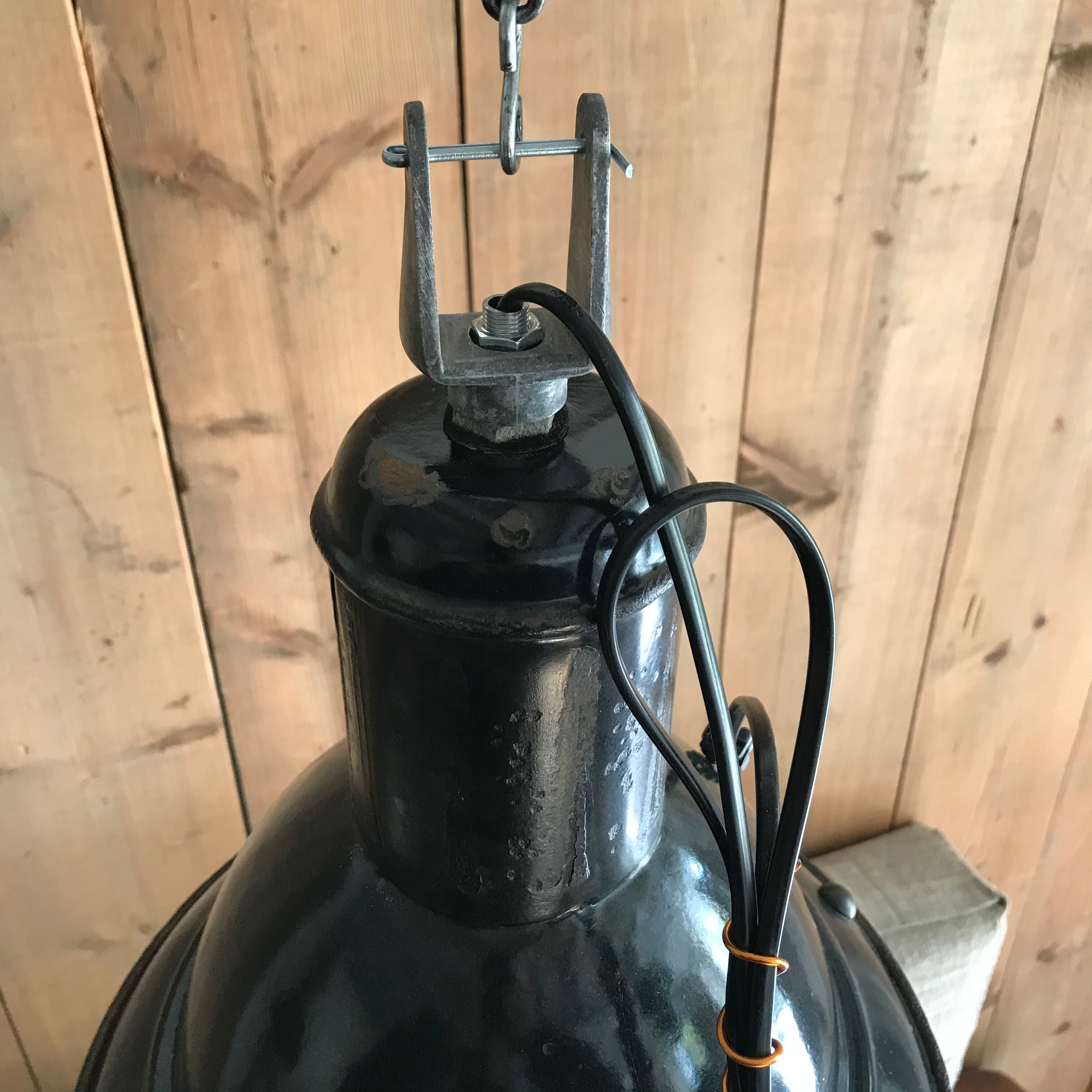 Suspension cloche emaillee noire