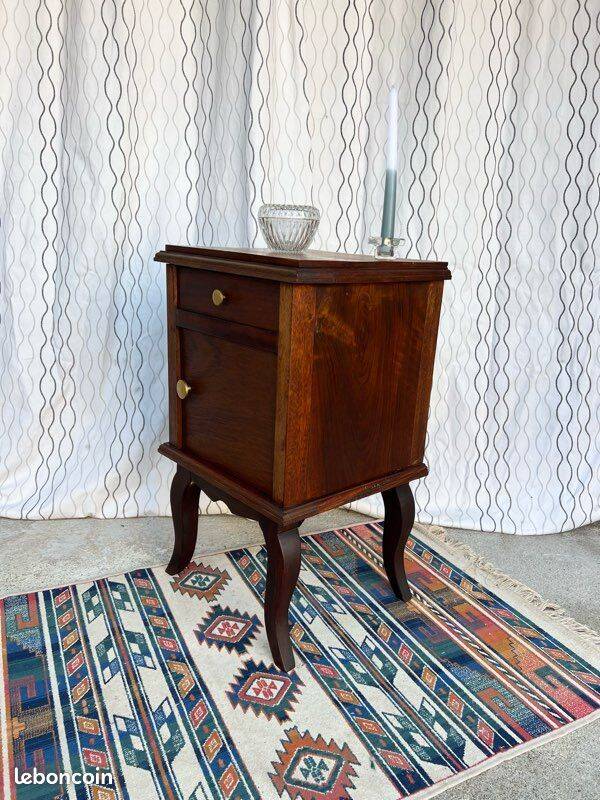 Vintage bedside table in solid wood – curved legs